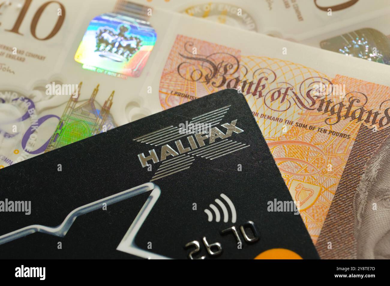 Gros plan sur la carte de débit Halifax avec monnaie britannique. Mettre l'accent sur les services bancaires numériques sécurisés, les services financiers et les solutions de paiement modernes. Stafford, Uni Banque D'Images
