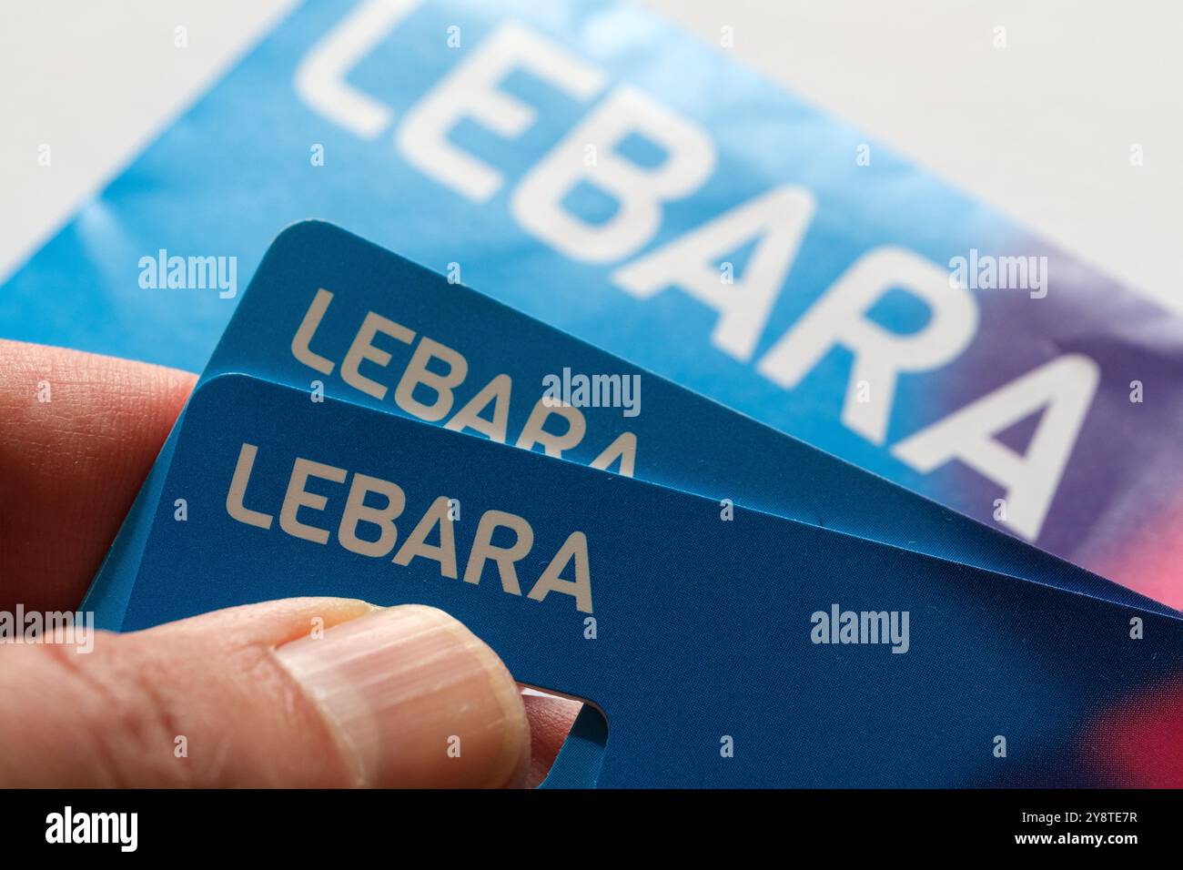 Gros plan sur les cartes SIM Lebara. Focus sur les services mobiles, les cartes SIM et les solutions de communication internationales. Stafford, Royaume-Uni, 6 octobre 2024. Banque D'Images