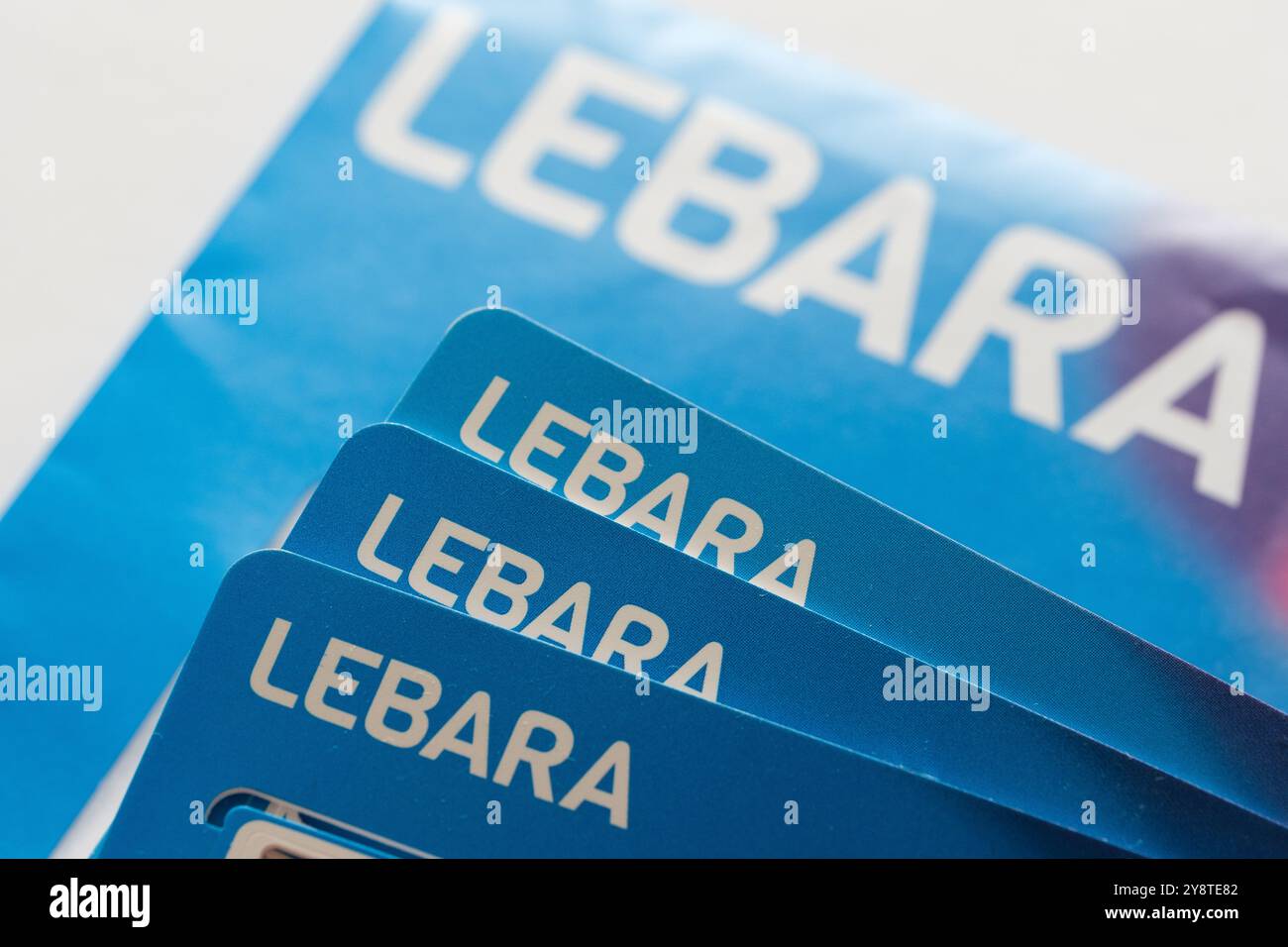 Cartes SIM Lebara affichées dans une disposition de ventilateur. Présentation des services de réseau mobile, des solutions d'appels internationaux et des cartes SIM prépayées. Stafford, ONU Banque D'Images