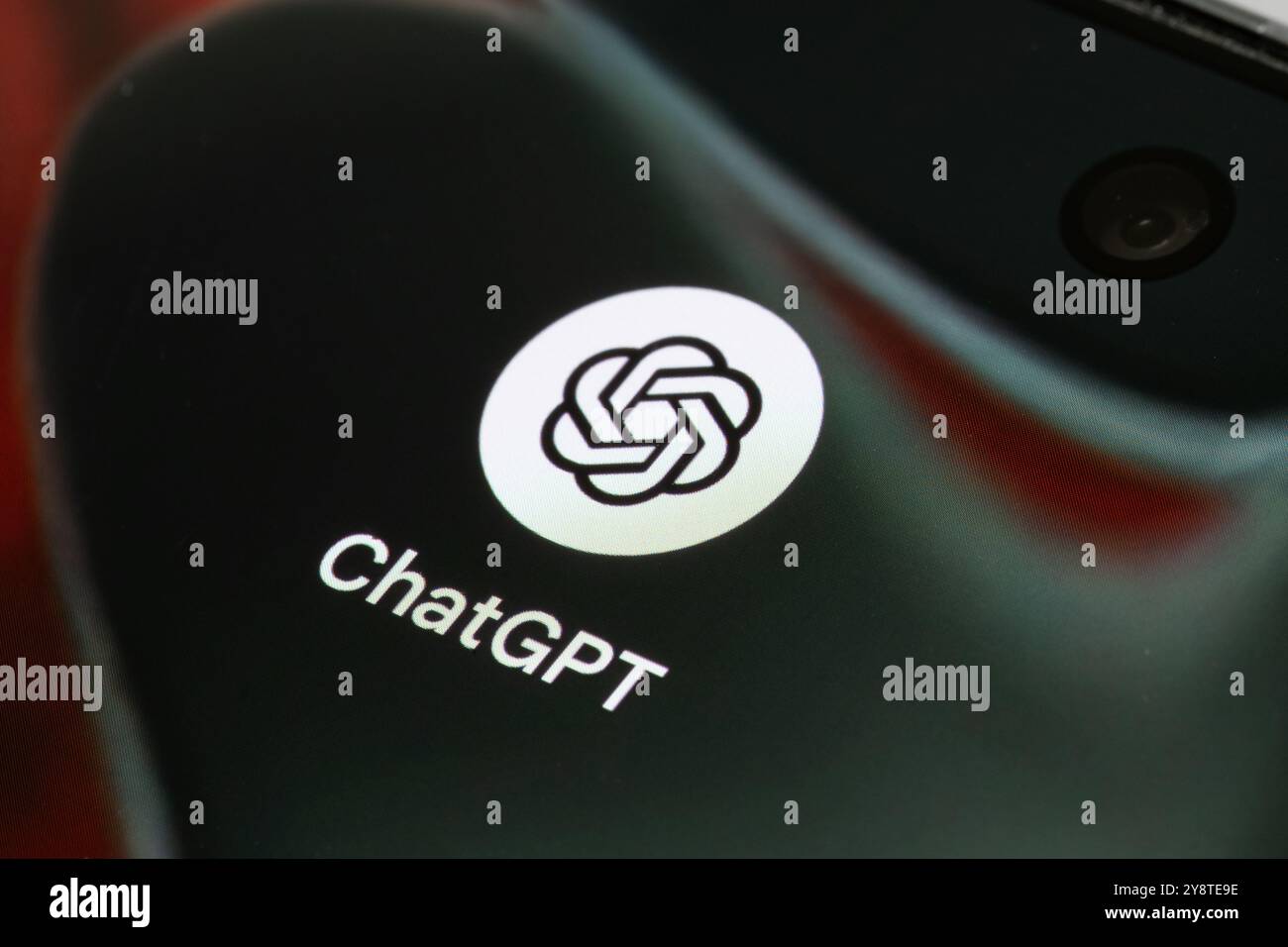 Icône de l'application ChatGPT affichée sur l'écran d'un smartphone. Mettant l'accent sur les capacités avancées de l'IA conversationnelle et les fonctionnalités de génération de texte fournies par OpenAI Banque D'Images