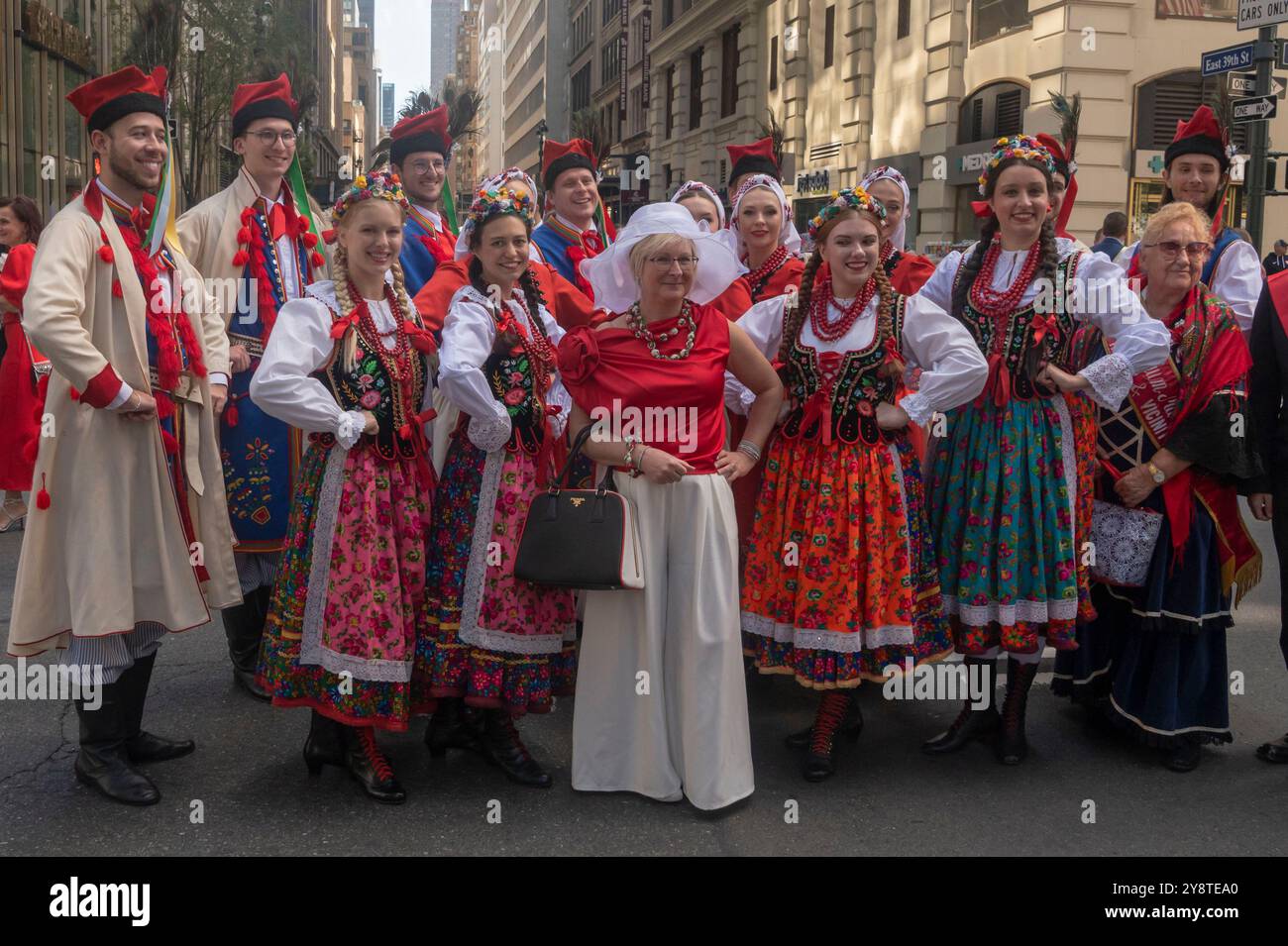 New York, New York, États-Unis. 6 octobre 2024. (NOUVEAU) 2024 New York Pulaski Day Parade. 06 octobre 2024, New York, New York, États-Unis : les participants en vêtements traditionnels se réunissent pour le défilé Pulaski Day sur la Cinquième Avenue le 06 octobre 2024 à New York. Crédit : ZUMA Press, Inc/Alamy Live News Banque D'Images