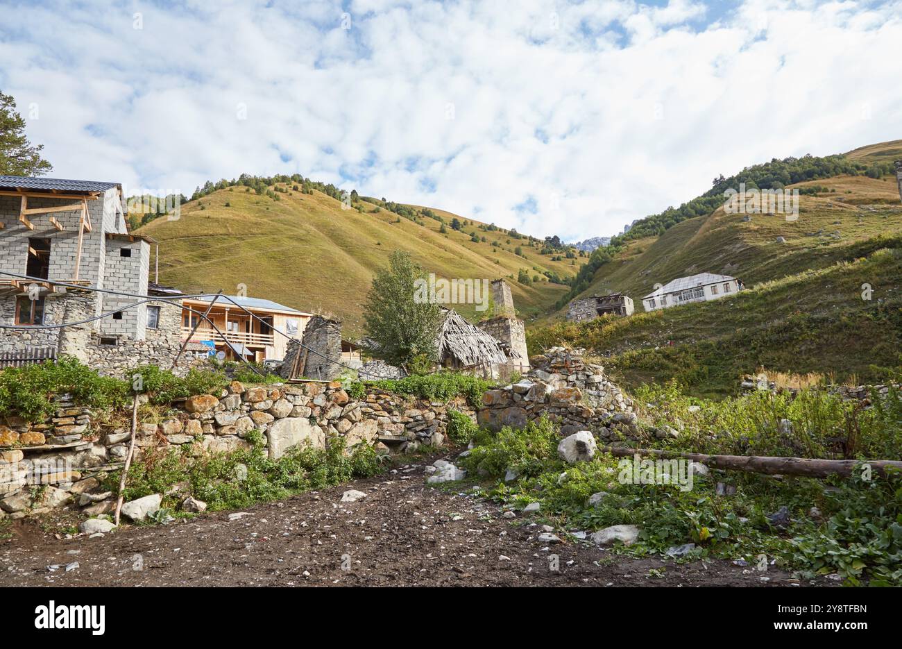 La randonnée de quatre jours de Mestia à Ushguli est la randonnée longue distance la plus populaire de Géorgie. La région est également pleine de charmantes tours Svan que vous ne pouvez pas se Banque D'Images