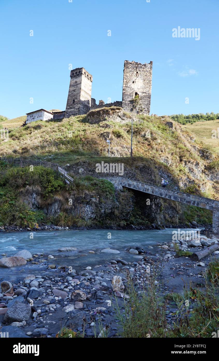 La randonnée de quatre jours de Mestia à Ushguli est la randonnée longue distance la plus populaire de Géorgie. La région est également pleine de charmantes tours Svan que vous ne pouvez pas se Banque D'Images