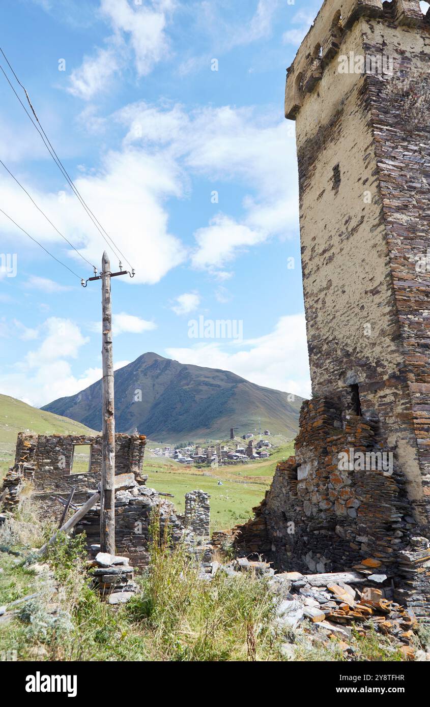 La randonnée de quatre jours de Mestia à Ushguli est la randonnée longue distance la plus populaire de Géorgie. La région est également pleine de charmantes tours Svan que vous ne pouvez pas se Banque D'Images