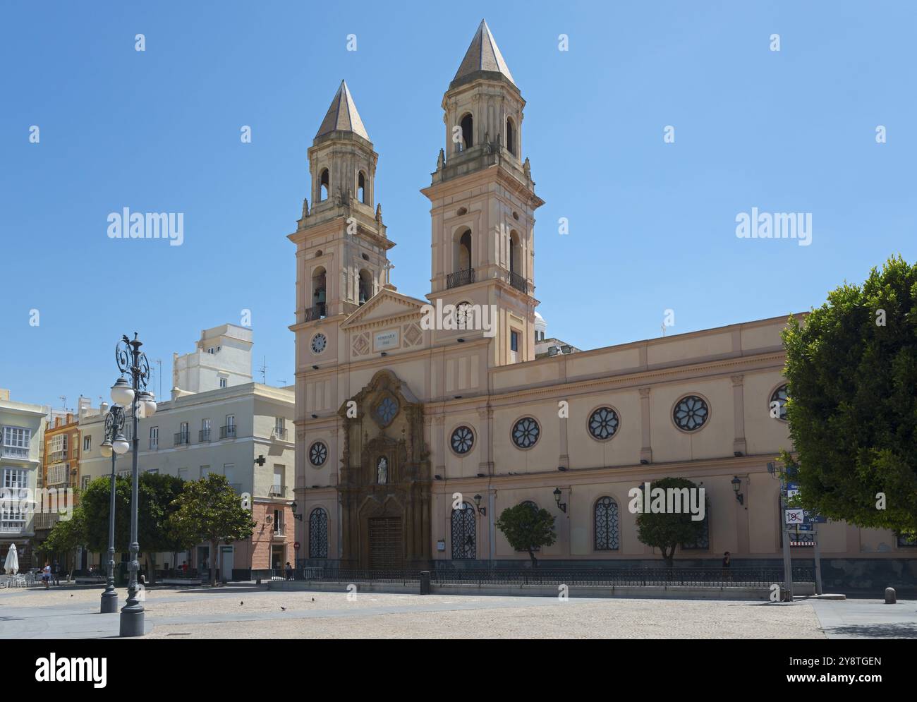 Église historique avec deux clochers sous un ciel bleu, Iglesia de San Antonio, Plaza de San Antonio, vieille ville, Cadix, Cadix, Andalousie, Espagne, Europe Banque D'Images