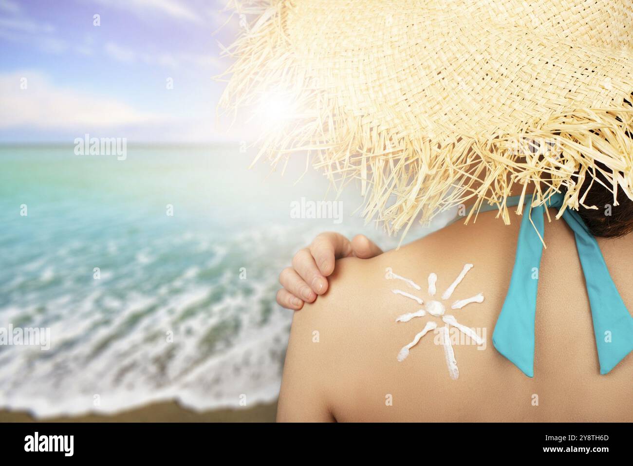 Modèle féminin caucasien d'âge moyen appliquant un écran solaire Banque D'Images