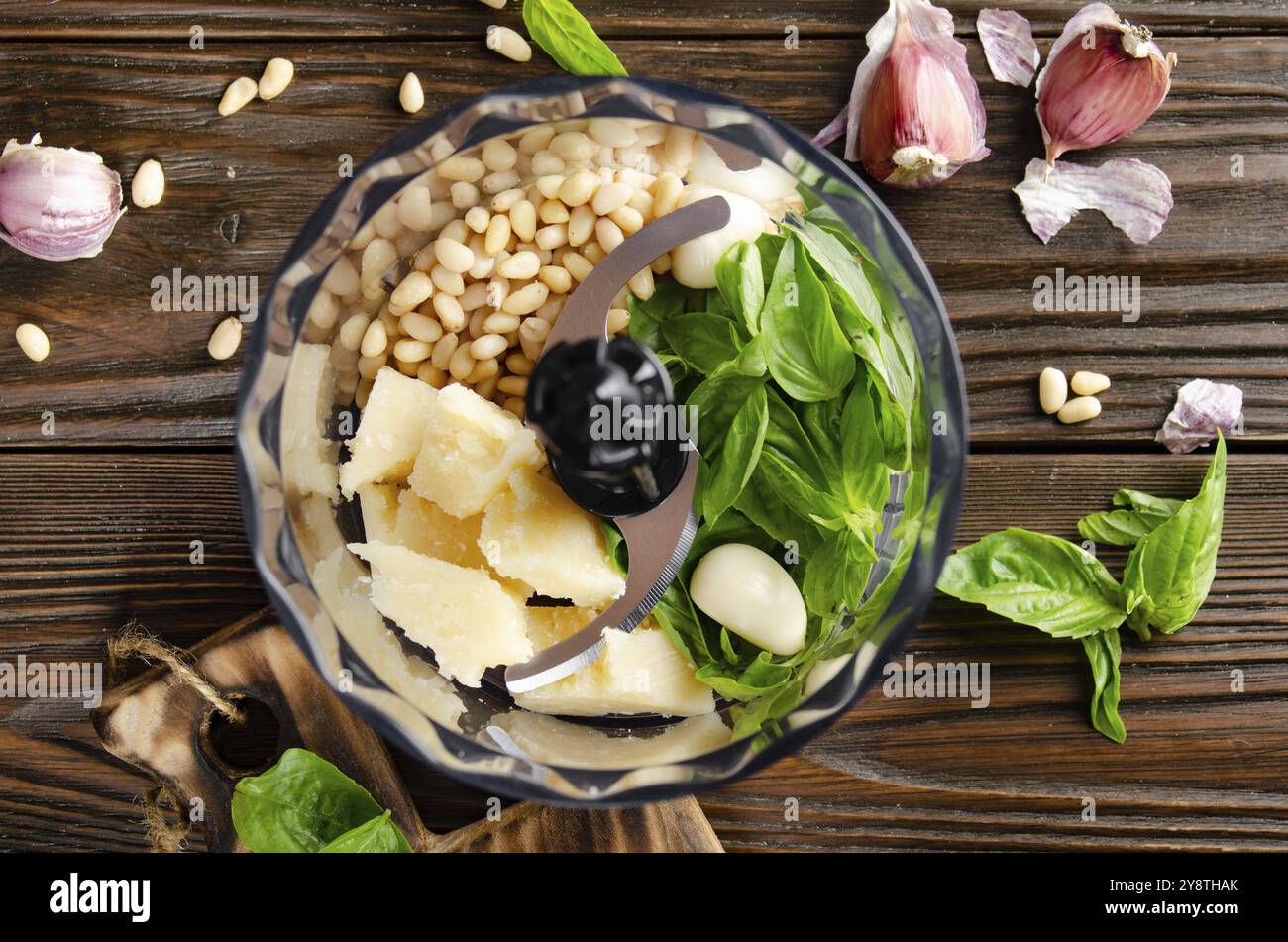 Ingrédients pour la sauce pesto génovaise traditionnelle italienne dans le bol du robot ménager. Vue de la mise à plat Banque D'Images