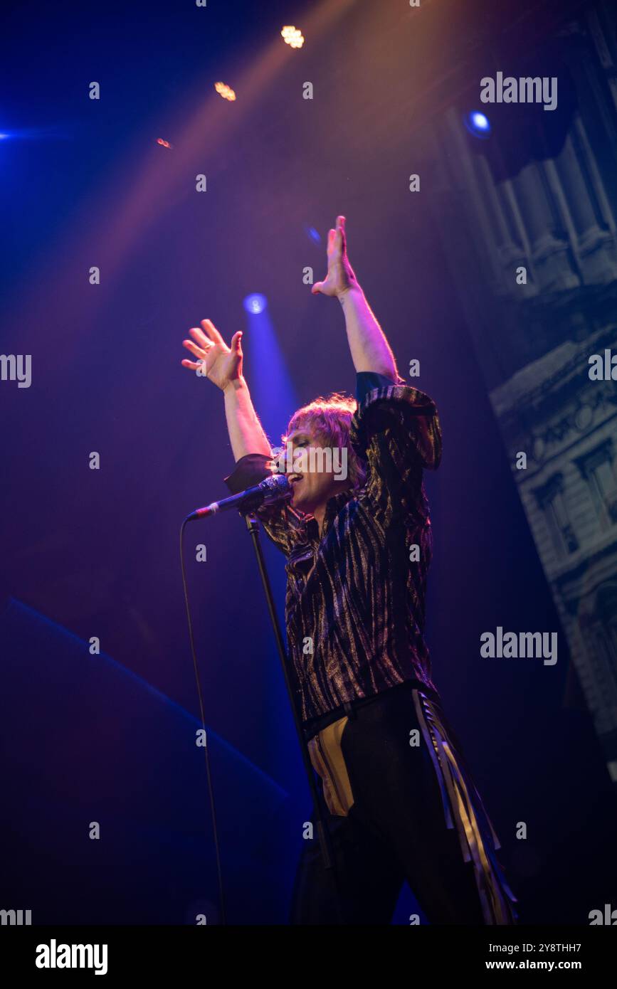 Londres, Royaume-Uni. 6 octobre 2024. Les rockeurs glam britanniques The Struts jouent un décor électrisant à Camden Roundhouse. Cristina Massei/Alamy Live News Banque D'Images