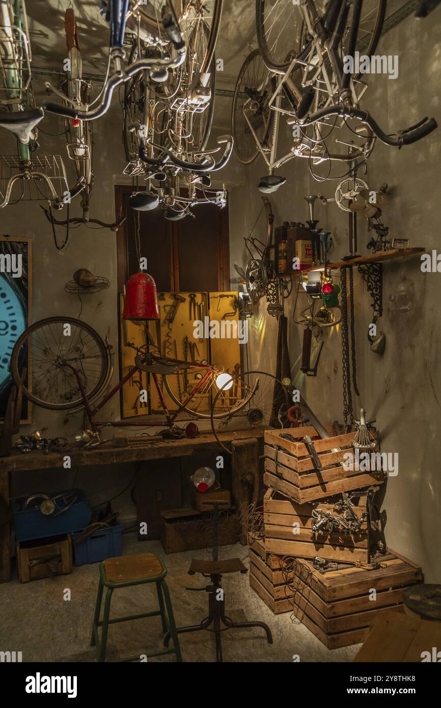 Ancien atelier de réparation de vélos. Correction des problèmes mécaniques dans un garage, entretien de vélo Banque D'Images