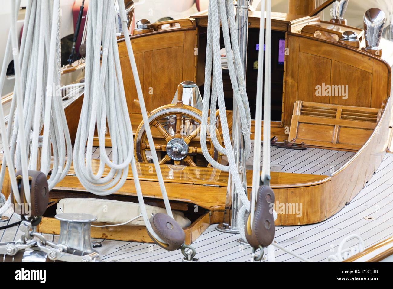 Yacht de luxe. Confortable conception en bois cher et des meubles pour les vacances loisirs tourisme ou Voyage et concept de richesse Banque D'Images