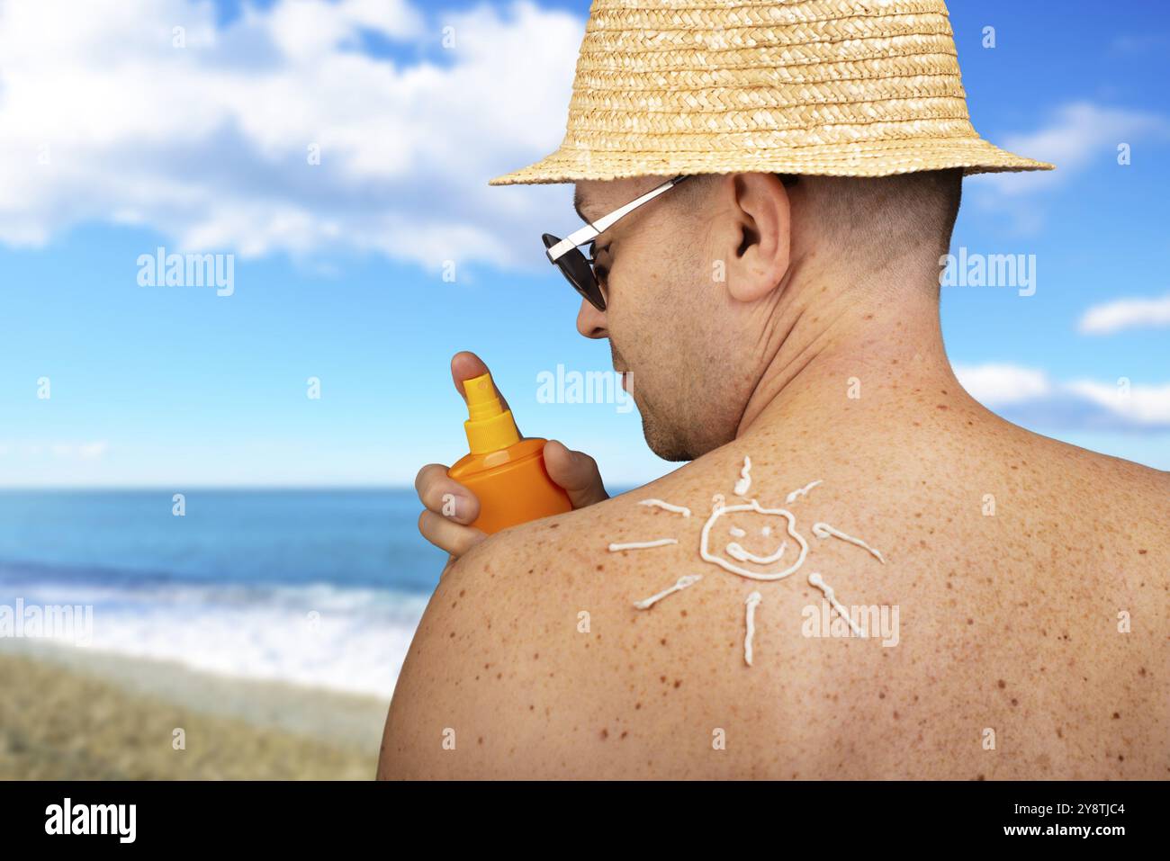 Modèle caucasien d'âge moyen appliquant un écran solaire Banque D'Images