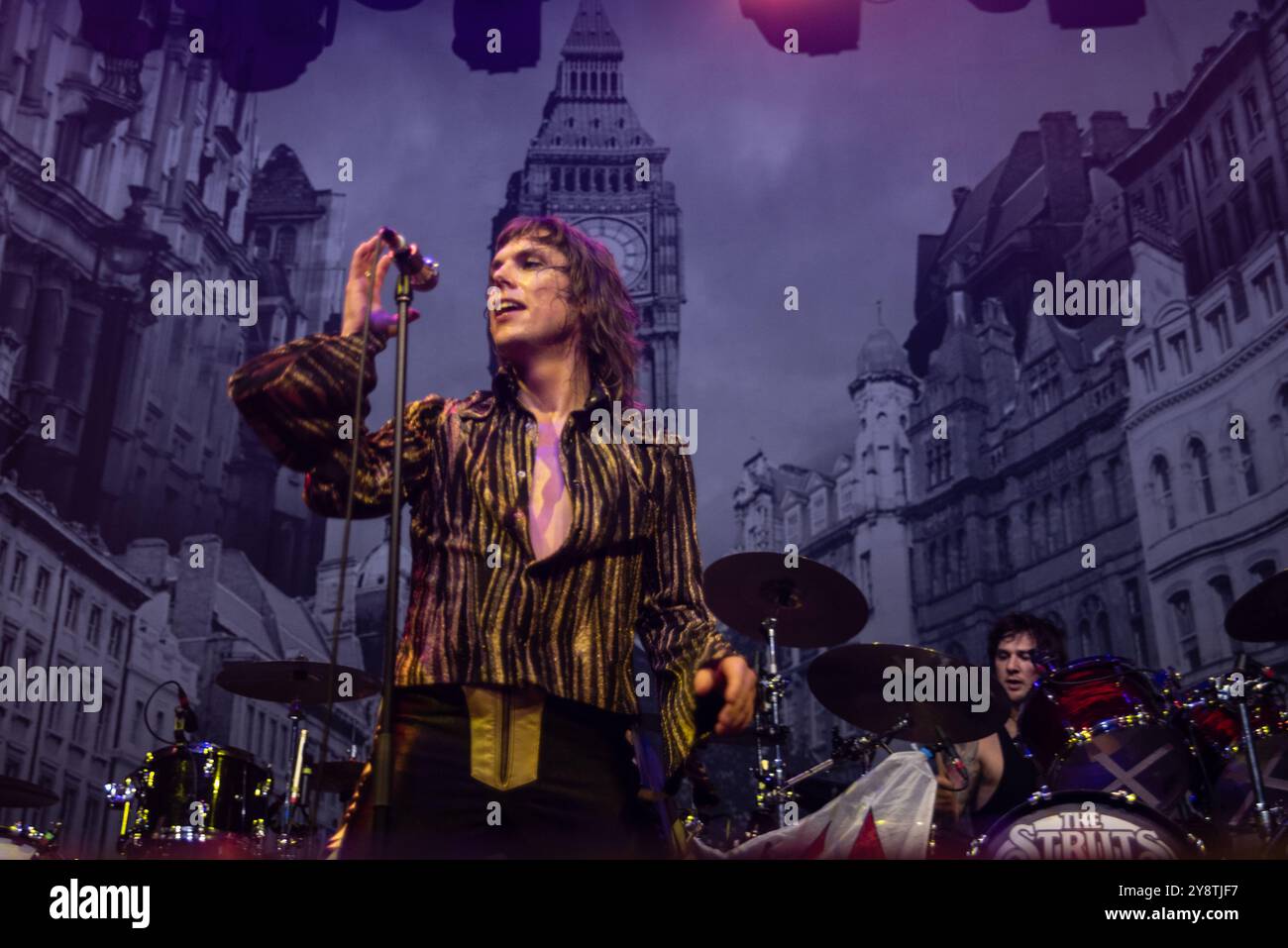 Londres, Royaume-Uni. 6 octobre 2024. Les rockeurs glam britanniques The Struts jouent un décor électrisant à Camden Roundhouse. Cristina Massei/Alamy Live News Banque D'Images