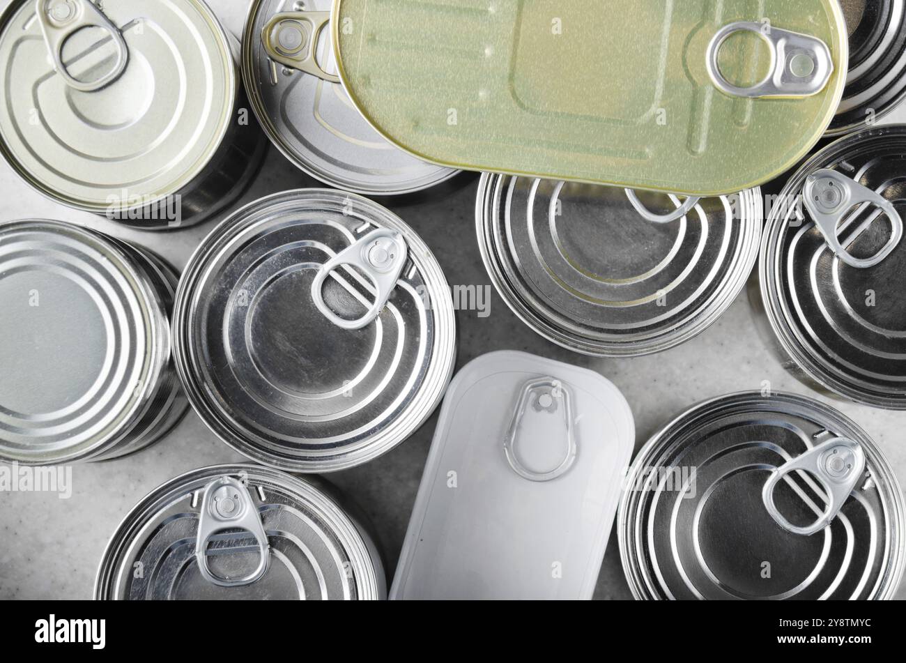 Plan de pose vue sur divers aliments en conserve dans boîtes sur table de cuisine, non périssables, longue durée de conservation des aliments pour la survie dans les conditions d'urgence concept Banque D'Images