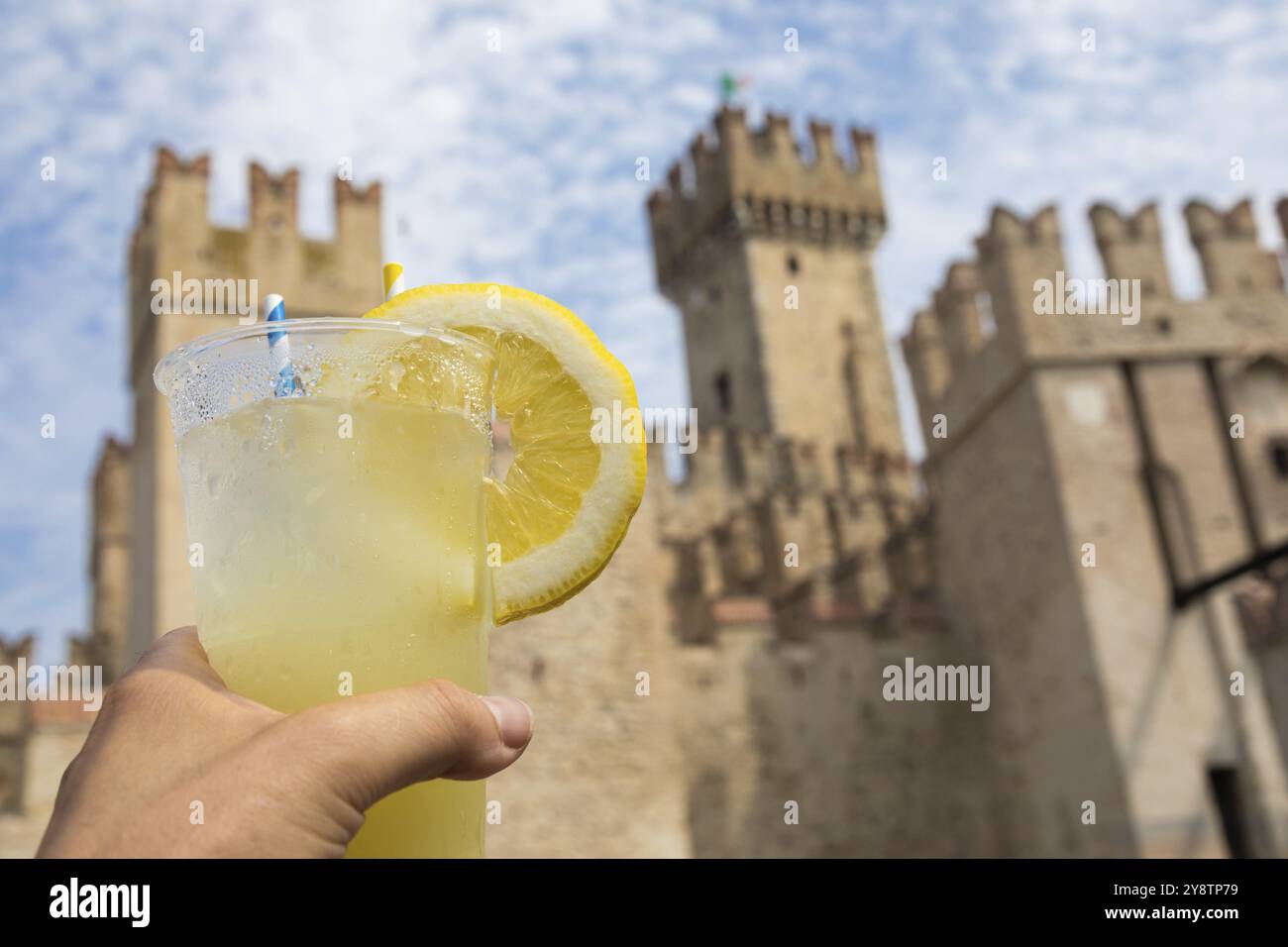 À la main avec de la limonade fraîche. Concept pour profiter, détente, voyage, été Banque D'Images