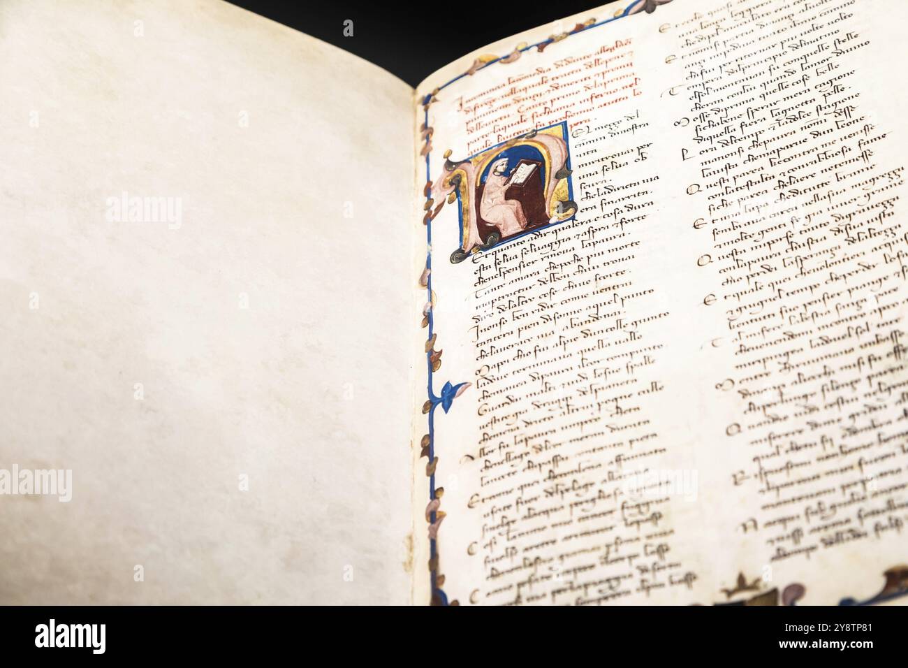 FLORENCE, ITALIE, vers juillet 2021. Feuille manuscrite antique de Dante Divine Comedy, copie du XVIe siècle Banque D'Images
