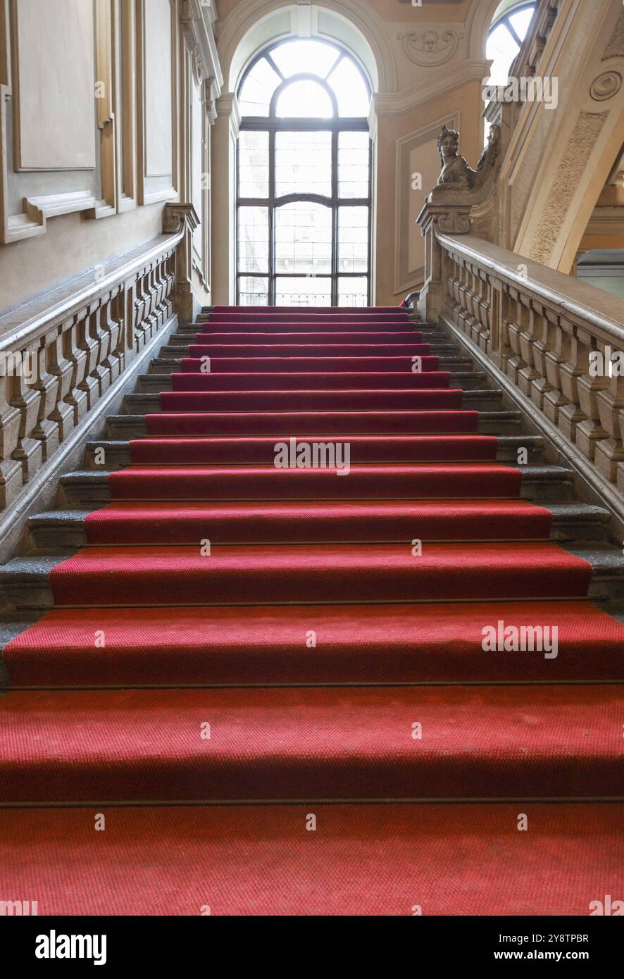 Turin, Italie, janvier 2023 : escalier du Palazzo Barolo. Palais de luxe avec ancien intérieur baroque et tapis rouge, Europe Banque D'Images