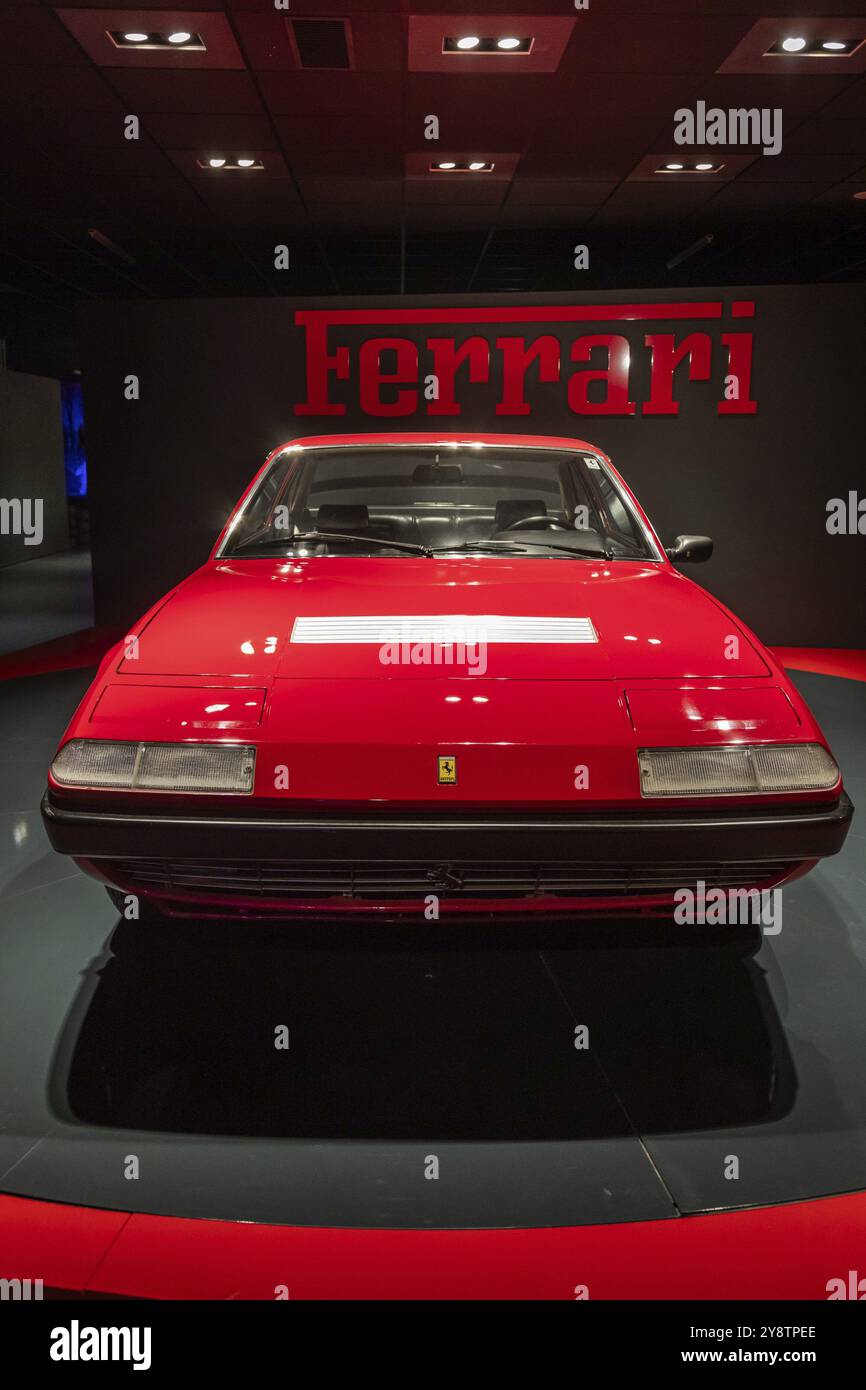 Turin, Italie, 11 novembre 2023 : Musée de l'automobile. Ferrari 365 GT4 rouge, 1973. Design italien, voiture vintage de luxe, Europe Banque D'Images