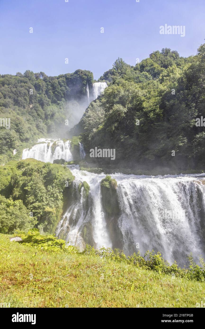 Cascade de Marmore en Ombrie, Italie. Cascade étonnante barbotant dans la nature avec des arbres et des rochers Banque D'Images