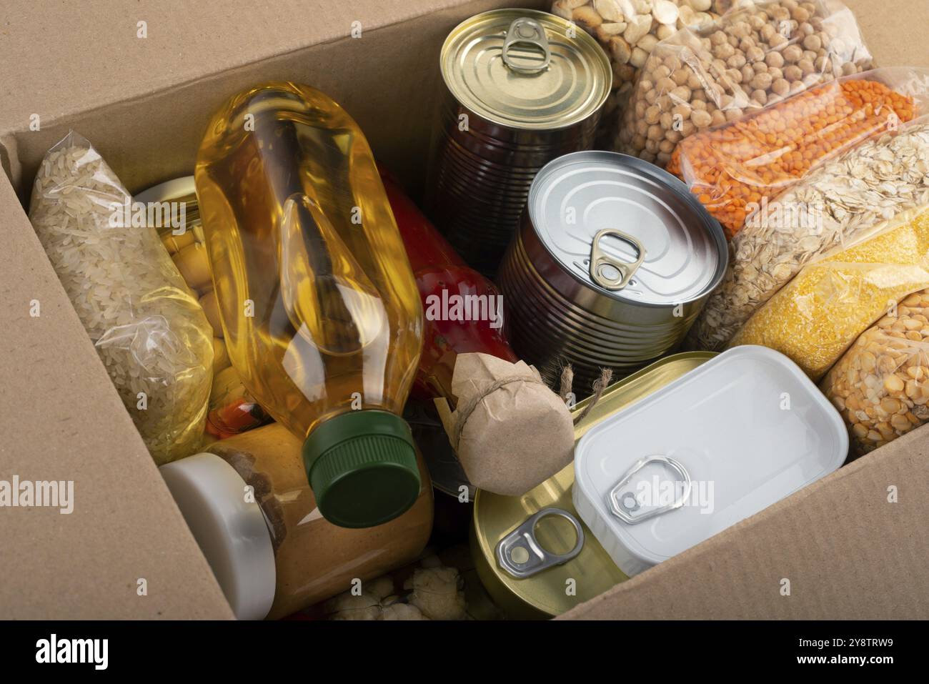 Ensemble de survie d'aliments non périssables dans une boîte en carton Banque D'Images