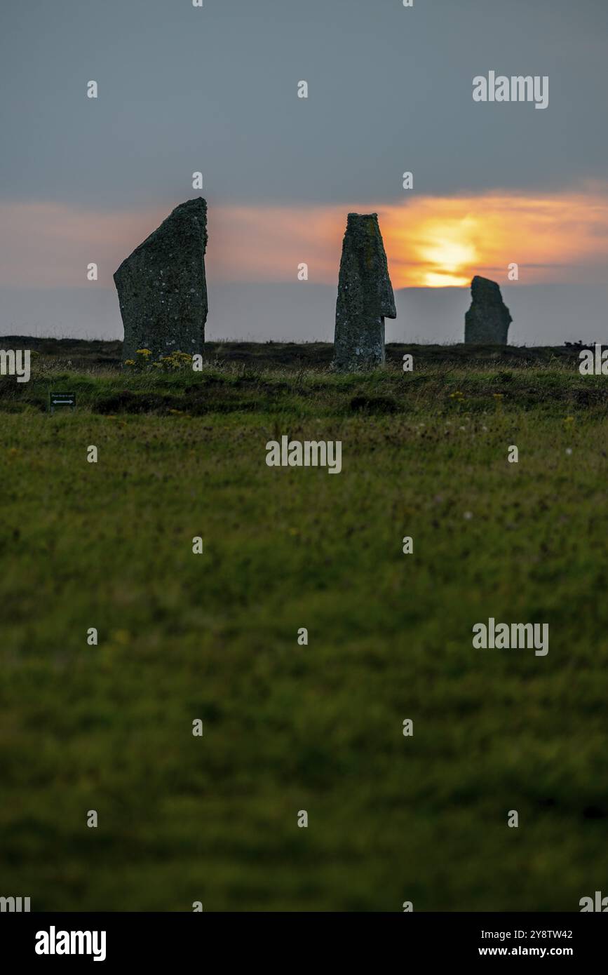 Coucher de soleil, anneau de Brodgar, cercle de pierre et douves, monument néolithique, site du patrimoine mondial de l'UNESCO, continent, Orcades, Écosse, Grande-Bretagne Banque D'Images