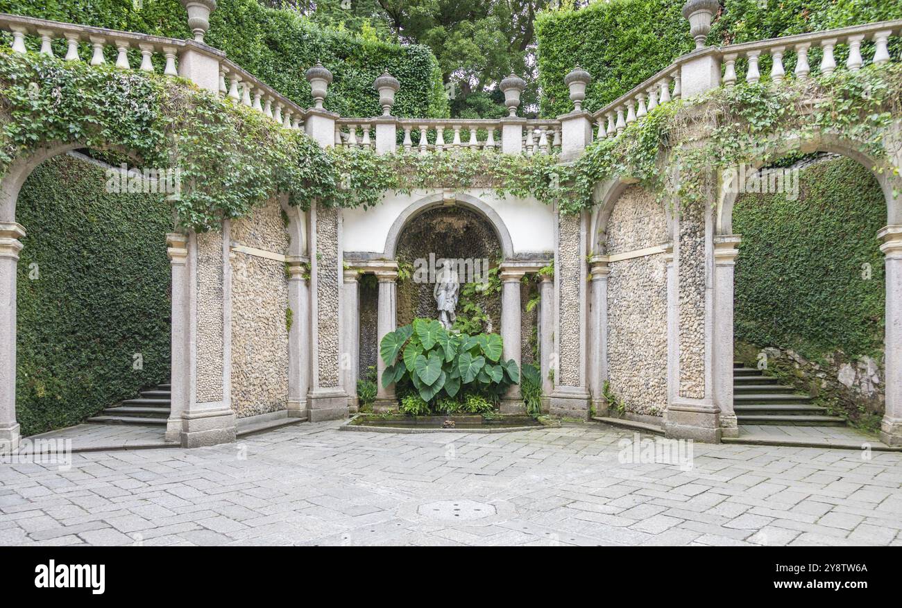 Vieil escalier dans la nature. Design d'architecture de jardin, sentier naturel vert avec trottoir historique Banque D'Images