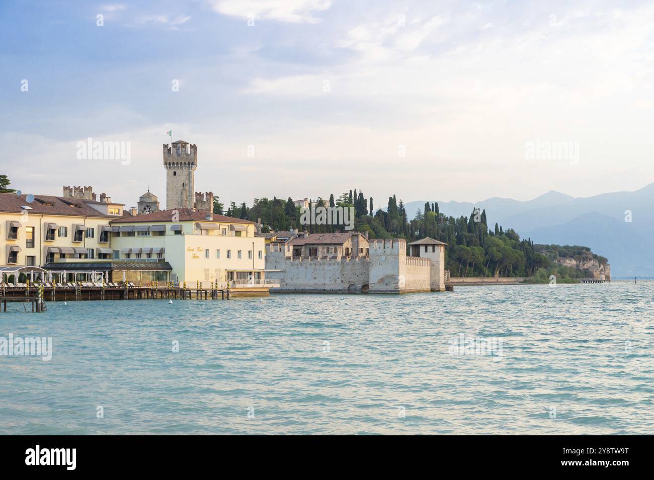 Sirmione, Italie, juin 2022 : château de Sirmione sur le lac de Garde. Pittoresque bâtiment médiéval sur l'eau, Europe Banque D'Images