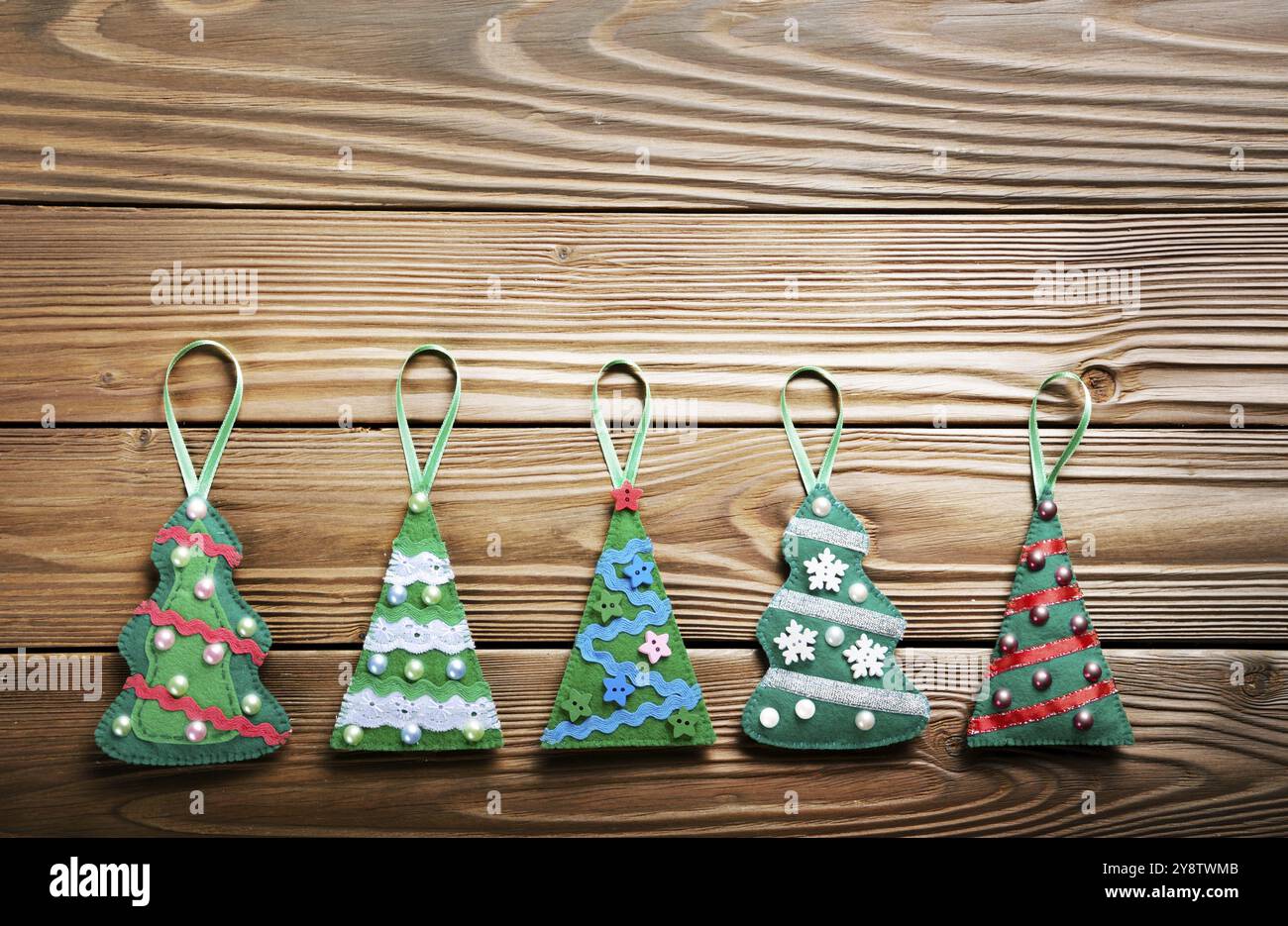 Feutre vert rustique fait main de décorations de Noël télévision allongé sur table en bois Banque D'Images