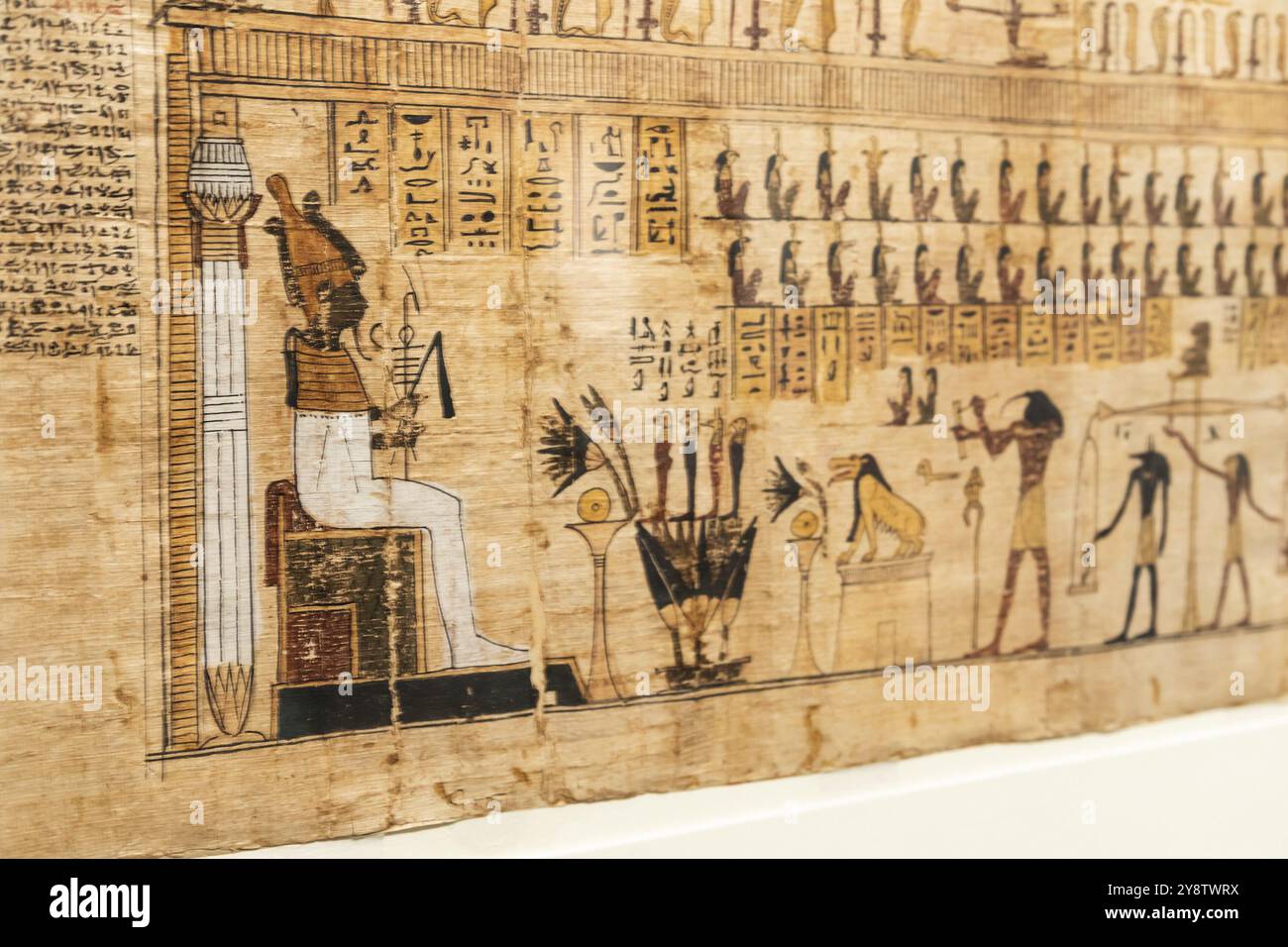 Turin, Italie, février 2023 : Musée égyptien. Détail du Livre des morts avec formules funéraires et sorts, papyrus, 330 av. J.-C., Europe Banque D'Images