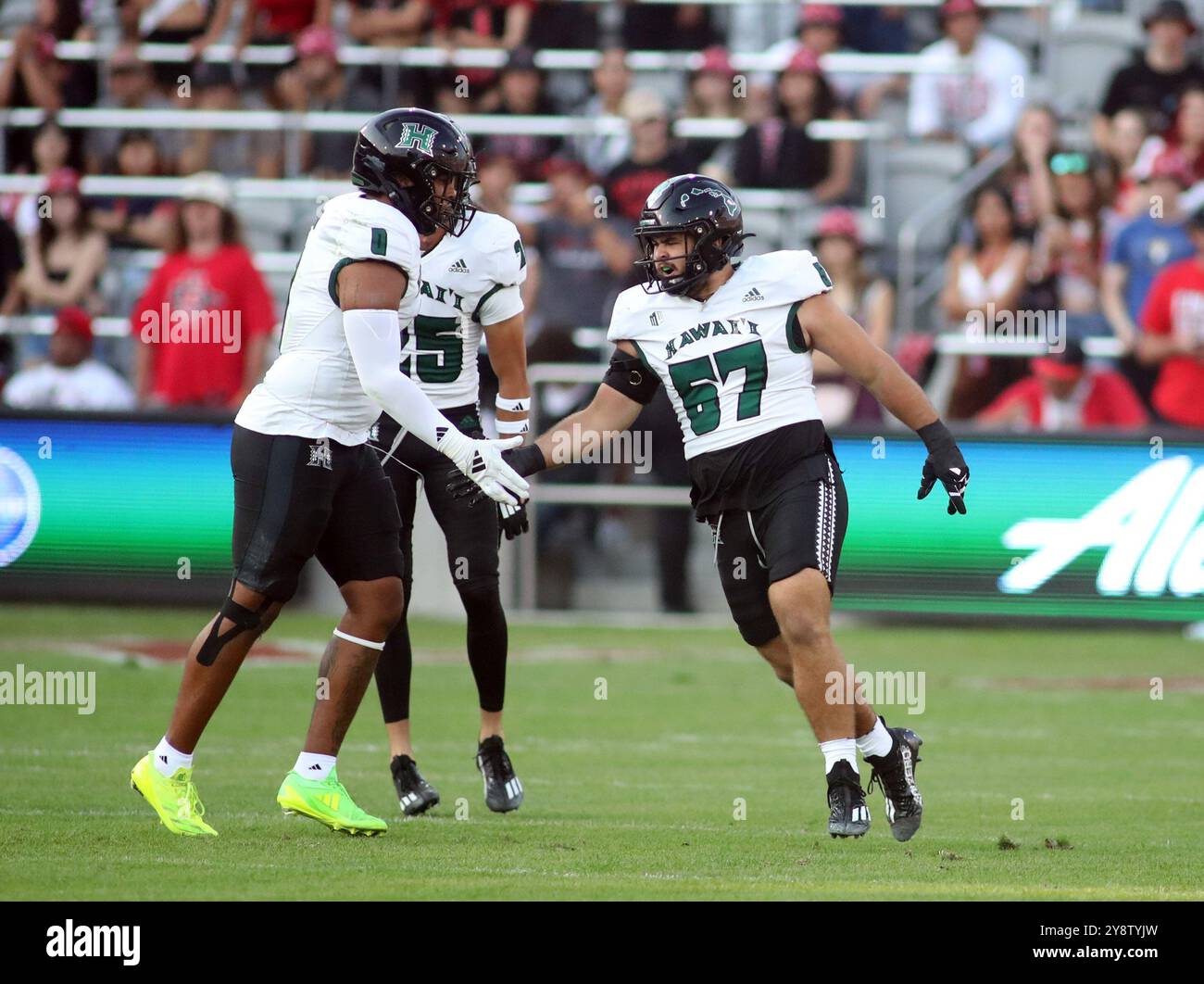 5 octobre 2024 - Jackie Johnson III #57, joueur de ligne défensive des Rainbow Warriors d'Hawaï, célèbre un grand sac lors d'un match entre les Aztecs de San Diego et les Rainbow Warriors d'Hawaï au Snapdragon Stadium de San Diego, CA - Michael Sullivan/CSM Banque D'Images