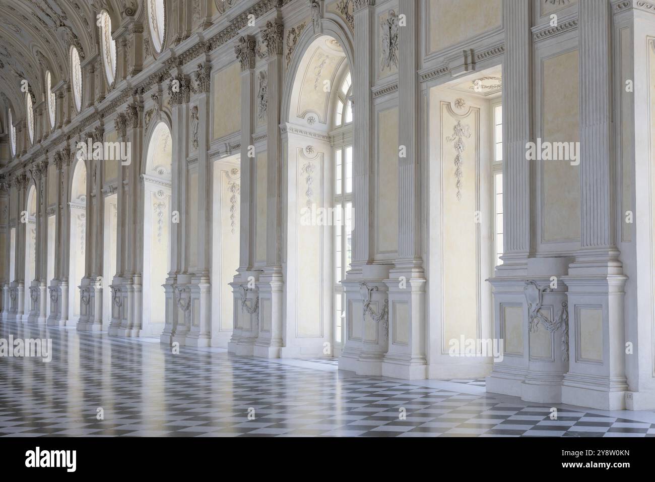 Venaria Reale, Italie, 16 juillet 2023 : galerie de luxe perspective, marbre décoratif, intérieur, personne, Palais Royal. Italie destination de voyage, Europe Banque D'Images