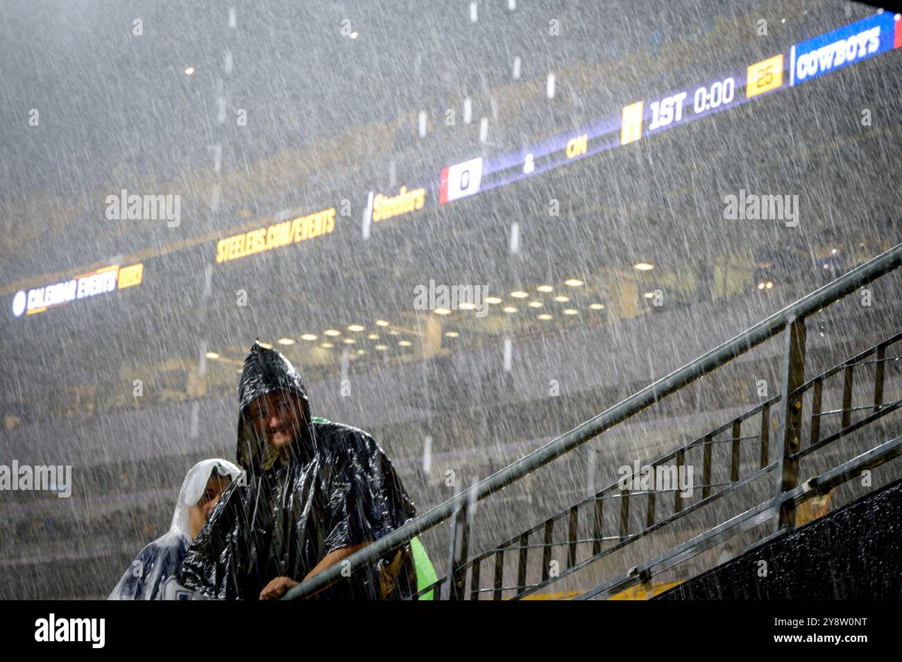 Pittsburgh, États-Unis. 06 octobre 2024. Les fans attendent le délai météo avant le début du match des Pittsburgh Steelers et Dallas Cowboys au stade Acrisure le dimanche 6 octobre 2024 à Pittsburgh. Photo par Archie Carpenter/UPI crédit : UPI/Alamy Live News Banque D'Images