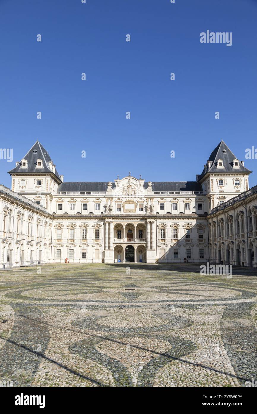 Turin, Italie, février 2023 : extérieur du château. Monument historique avec ciel bleu et lumière du jour, Europe Banque D'Images