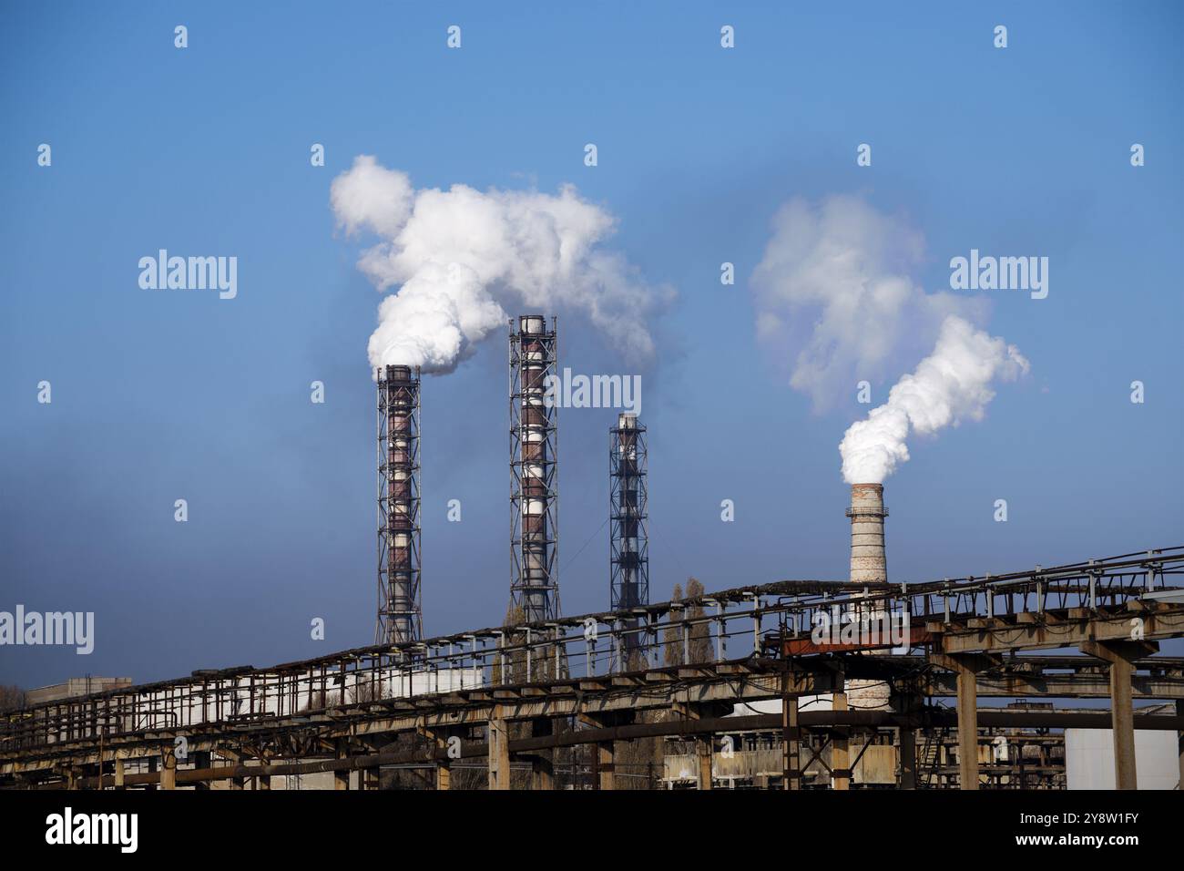 Fumée au-dessus de la plante chimique sur fond bleu ciel Banque D'Images