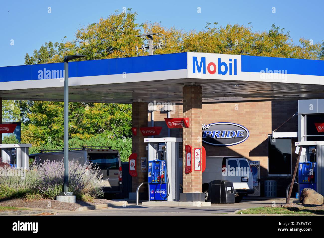 Wheaton, Illinois, États-Unis. Pompes à essence sur des îlots de service dans une station-service en libre-service exploitée comme une installation Mobil Oil. Banque D'Images