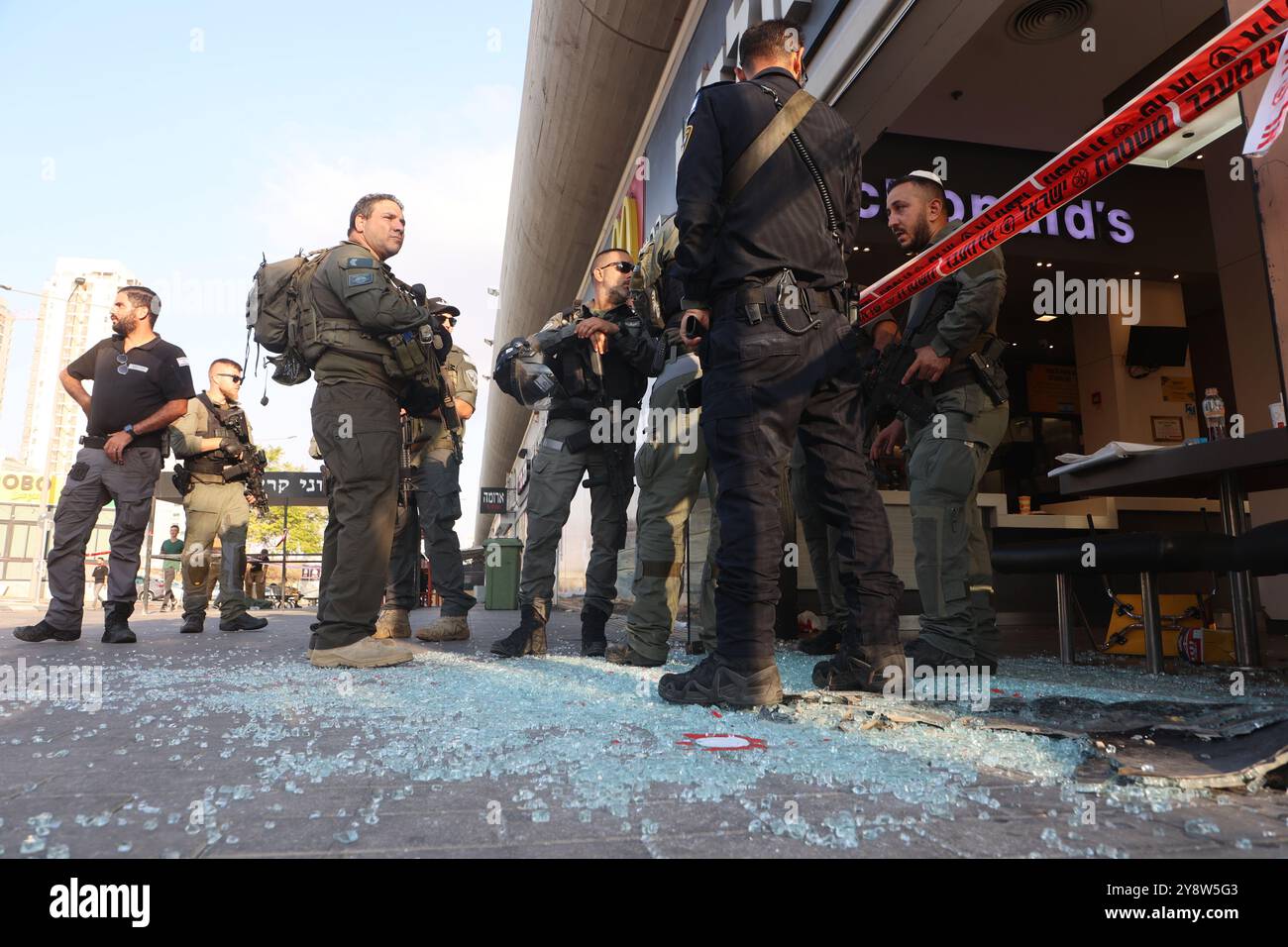 Beersheba. 6 octobre 2024. Les forces de sécurité sont aperçues sur le site d'une attaque à l'arme blanche et à feu dans la ville de Beersheba, dans le sud d'Israël, 6 octobre 2024. Une femme a été tuée et 10 autres ont été blessées dans une «attaque terroriste» dans la ville de Beersheba, dans le sud d'Israël, a déclaré la police dimanche. Crédit : Gil Cohen Magen/Xinhua/Alamy Live News Banque D'Images