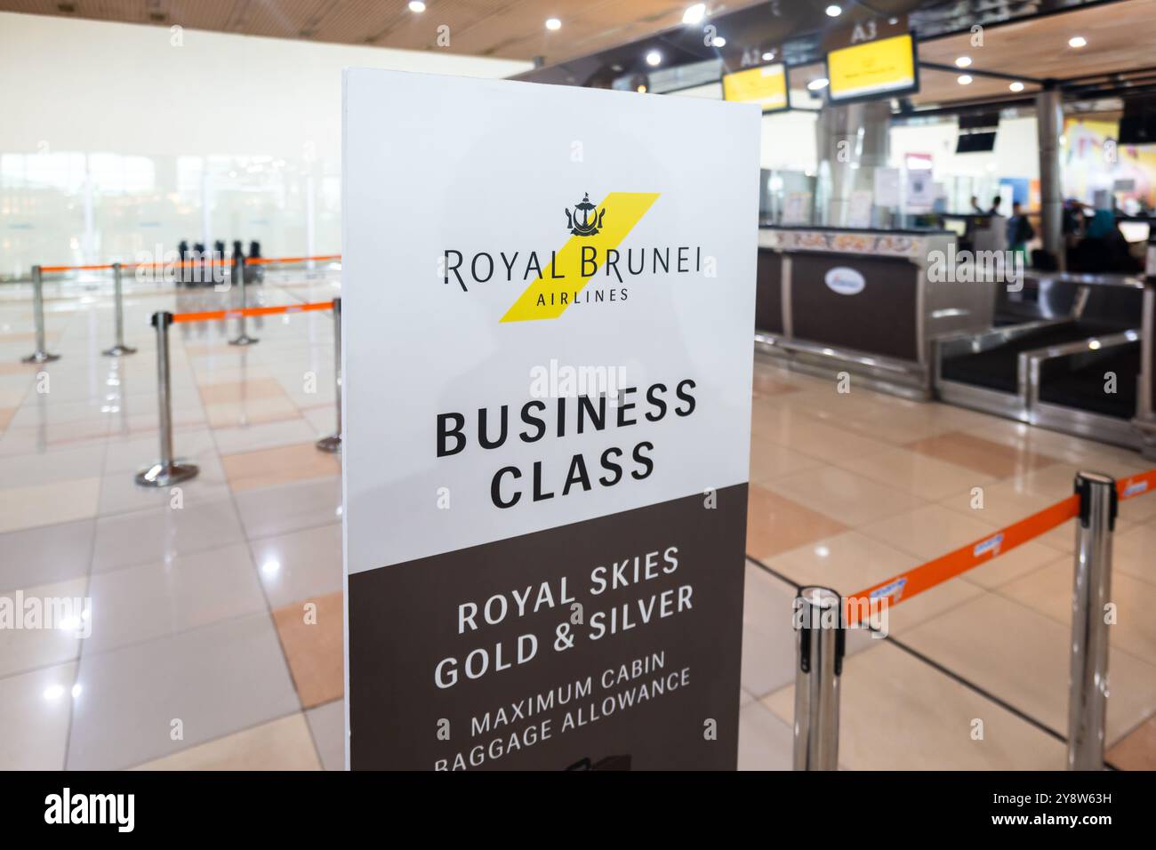 Kuching, Malaisie - 05.01.2023 : comptoir d'enregistrement Royal Brunei Airlines avec panneau. Royal Brunei Airlines est la compagnie aérienne nationale du Brunei Darussalam Banque D'Images