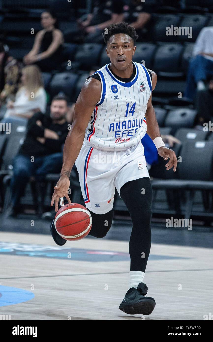 Istanbul, Turquie. 06 octobre 2024. Le joueur d'Anadolu Efes, Stanley Johnson (14 ans) en action pendant la première semaine de la Turkiye Sigorta Basketball Super League entre Anadolu Efes et Yalovaspor Basketbol au Basketball Development Center. Score final : Anadolu Efes 100:59 Yalovaspor Basketbol. Crédit : SOPA images Limited/Alamy Live News Banque D'Images