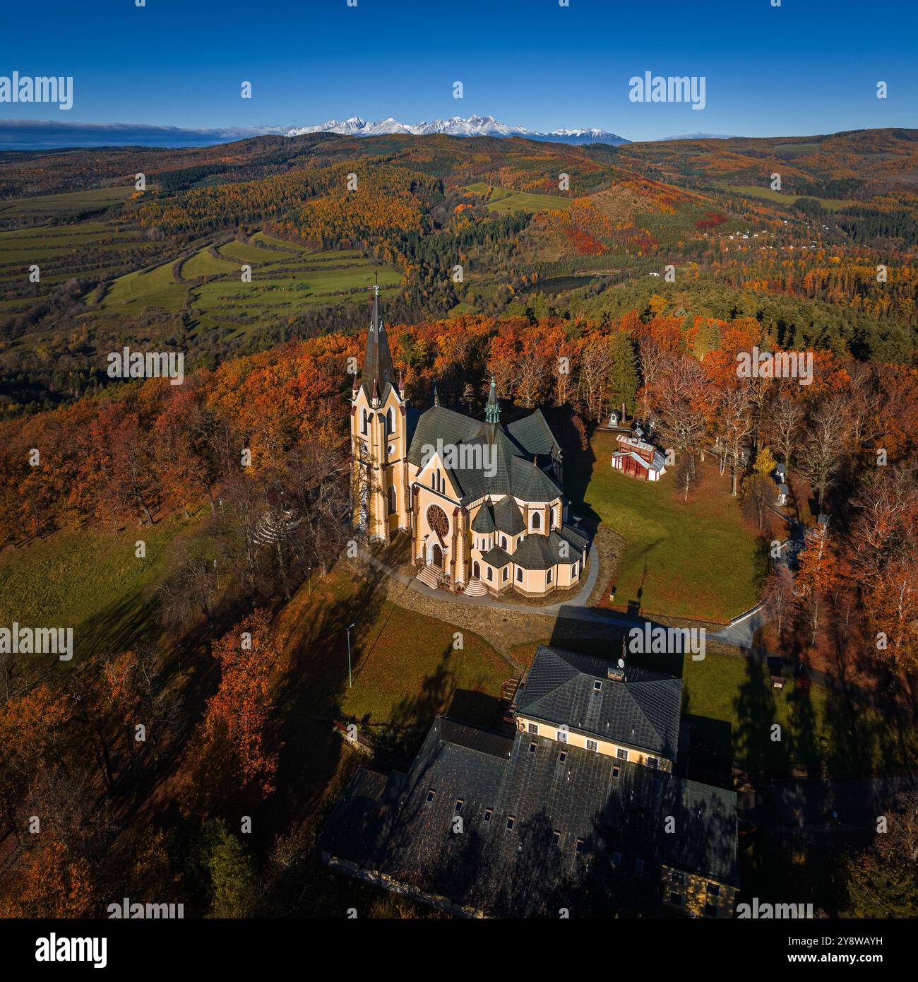 Levoca, Slovaquie - vue aérienne de la Basilique de la Visitation de la Bienheureuse Vierge Marie par un jour d'automne ensoleillé avec un feuillage d'automne coloré par le Haut Banque D'Images