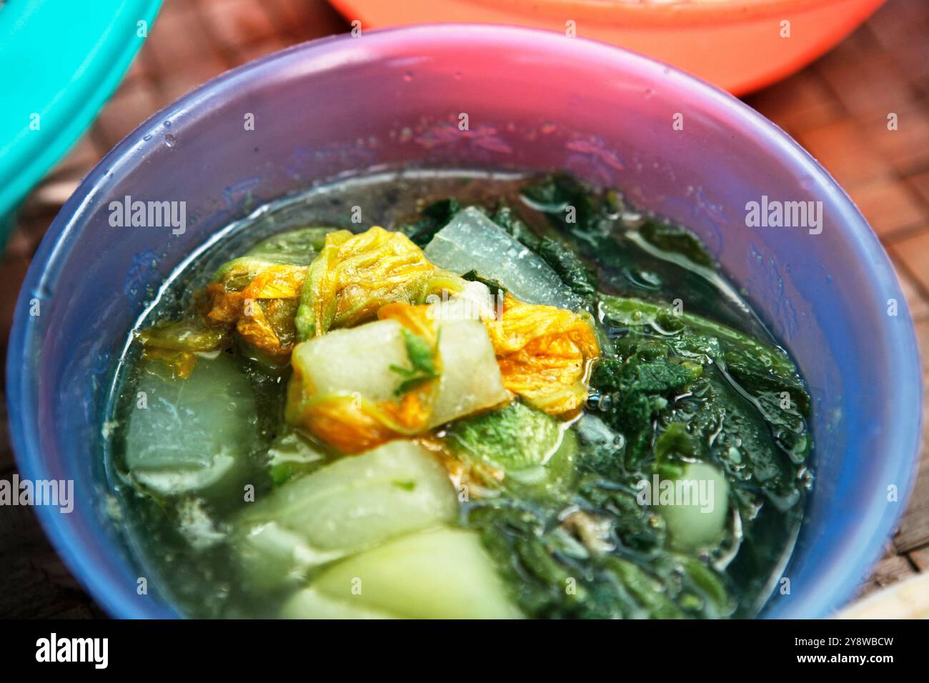 La soupe de légumes est servie pour un déjeuner communautaire parmi la communauté traditionnelle Dayak IBAN longue maison à Kapuas Hulu, Kalimantan occidental, Indonésie. Banque D'Images