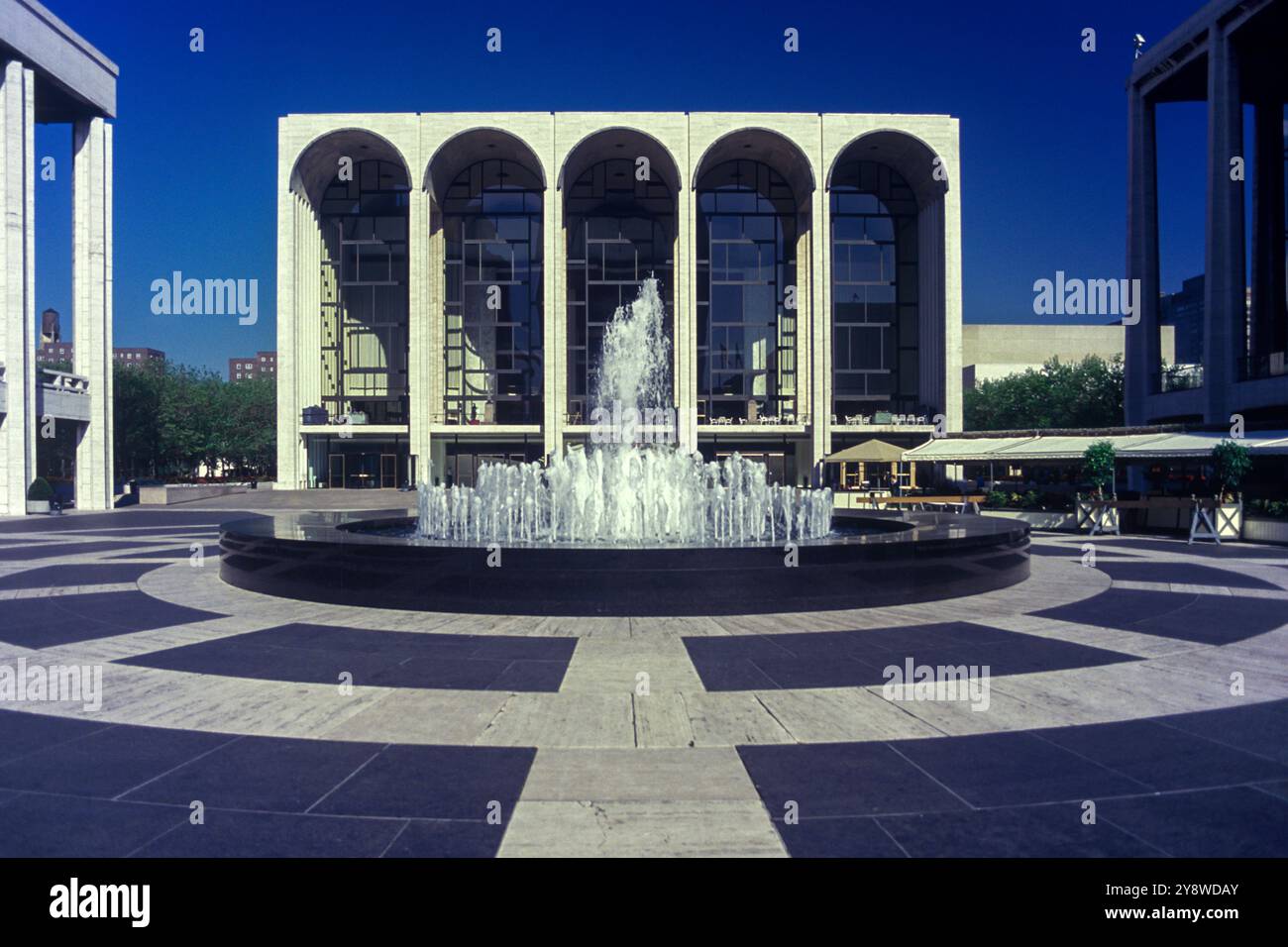 1987 HISTORIQUE METROPOLITAN OPERA HOUSE (©WALLACE HARRISON 1966) MAIN PLAZA LINCOLN CENTER MANHATTAN NEW YORK CITY USA Banque D'Images