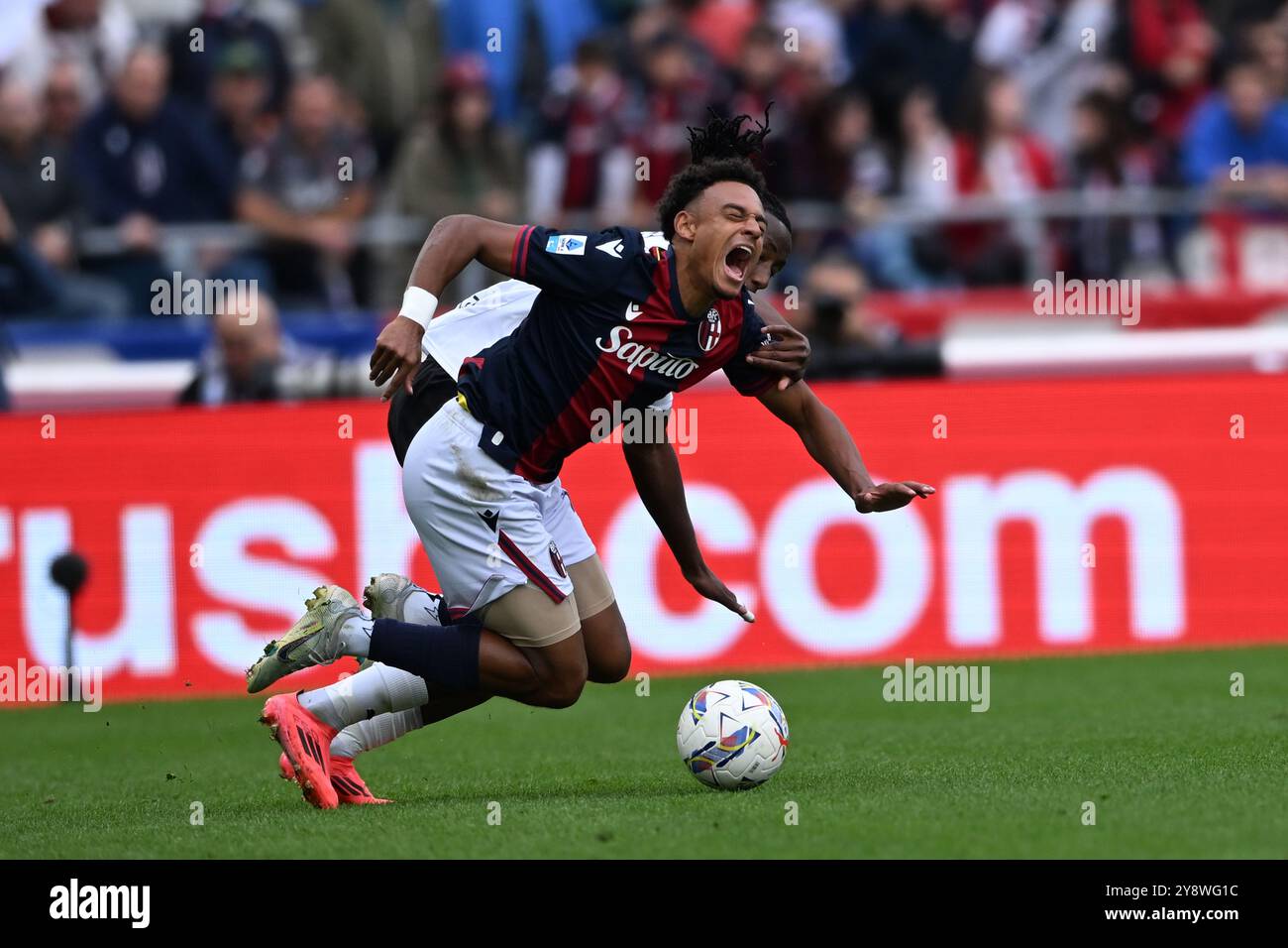 Dan Ndoye (Bologne) Woyo Coulibaly (Parme) lors du match de Serie A entre Bologne 0-0 Parme au stade Renato Dallara le 5 octobre 2024 à Bologne, Italie. Crédit : Maurizio Borsari/AFLO/Alamy Live News Banque D'Images