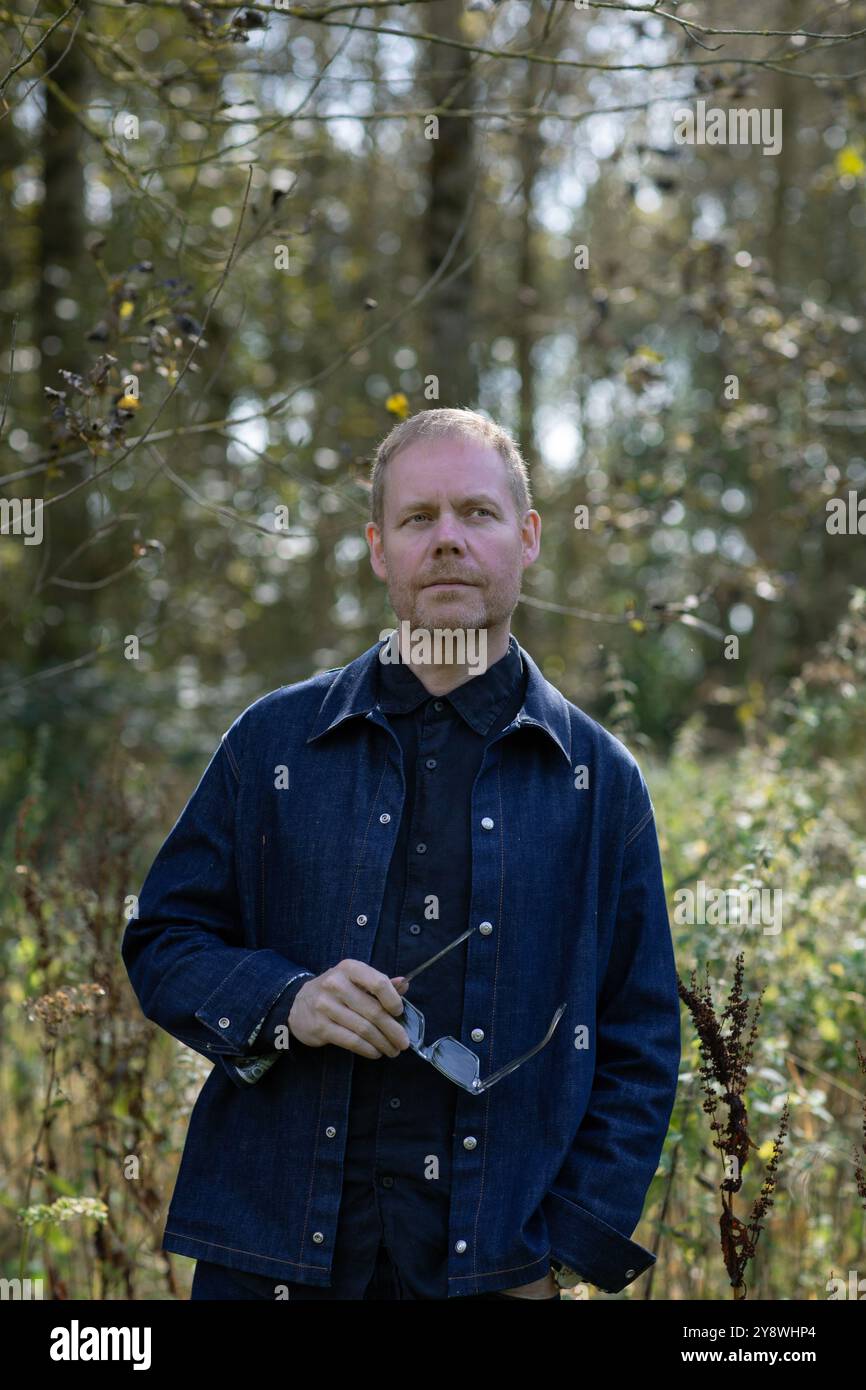 Max Richter dans sa forêt à côté de sa campagne spectaculaire Studio Richter Mahr dans Oxfordshire , Royaume-Uni . Banque D'Images