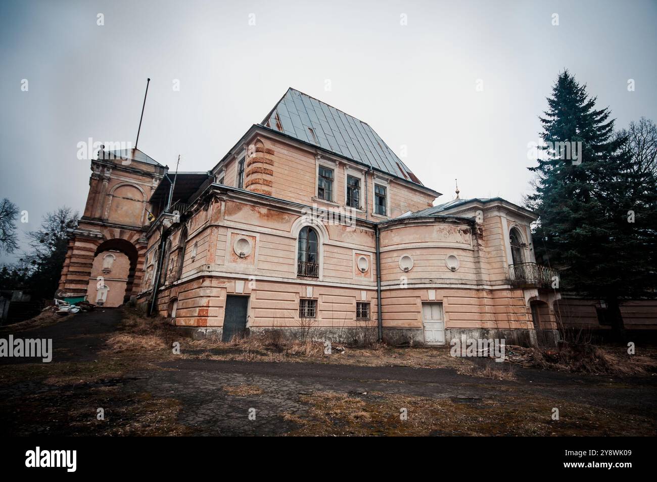 Élégance oubliée d'un manoir abandonné à la portée de Winter. Banque D'Images