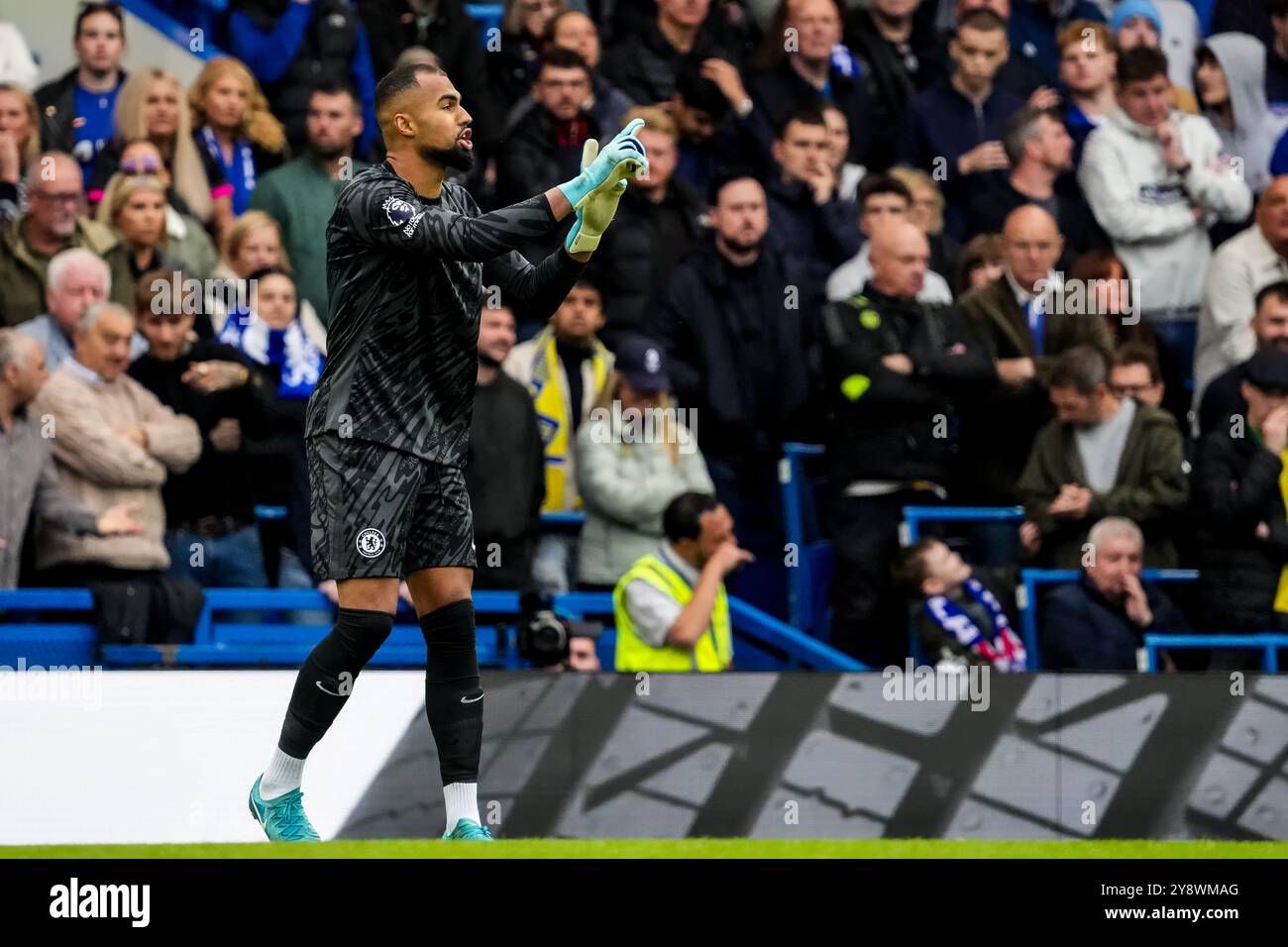 LONDRES, ANGLETERRE - 6 OCTOBRE : le gardien de but Robert Sanchez du Chelsea FC fait des gestes lors du match de premier League entre le Chelsea FC et le Nottingham Forest FC au Stamford Bridge le 6 octobre 2024 à Londres, Angleterre. (Photo de Rene Nijhuis/MB médias) Banque D'Images