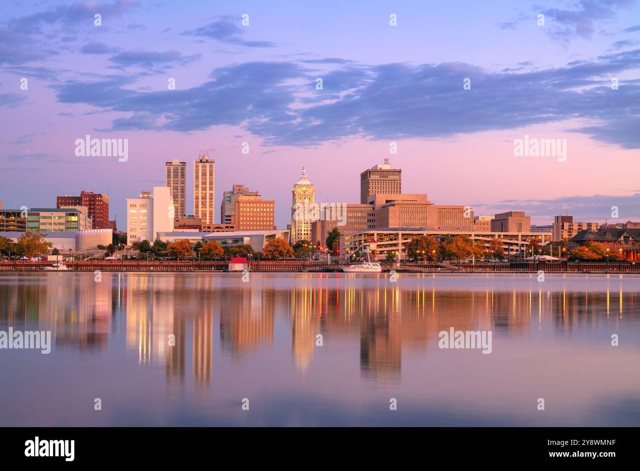 Peoria, Illinois, États-Unis. Image de paysage urbain de Peoria skyline, Illinois, États-Unis avec reflet des lumières de la ville dans la rivière Illinois au lever du soleil d'automne. Banque D'Images