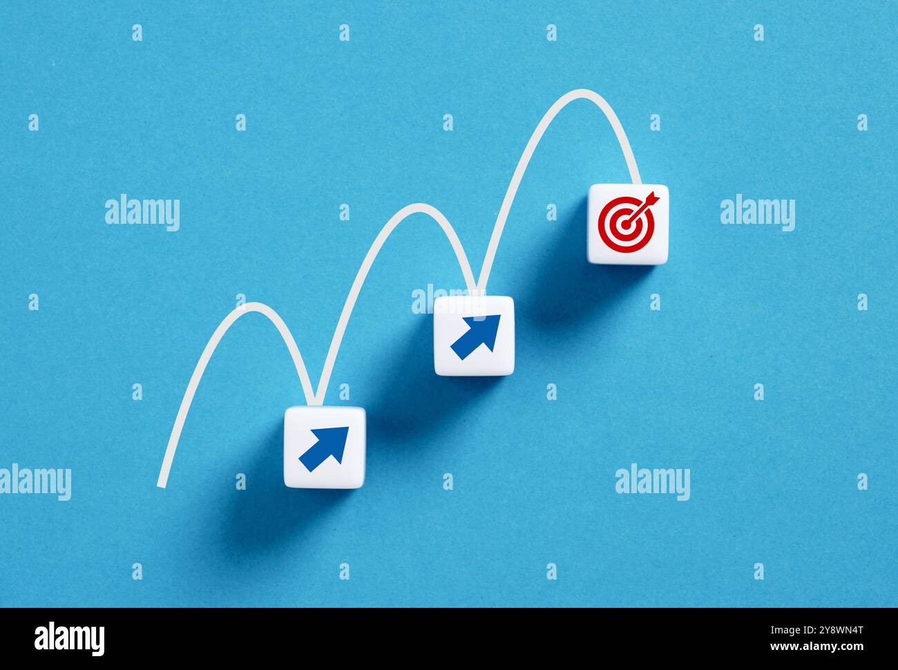 Trois cubes allant vers le haut pour atteindre la cible symbolisant la croissance et le succès de l'entreprise. Atteindre vos objectifs concept. Banque D'Images