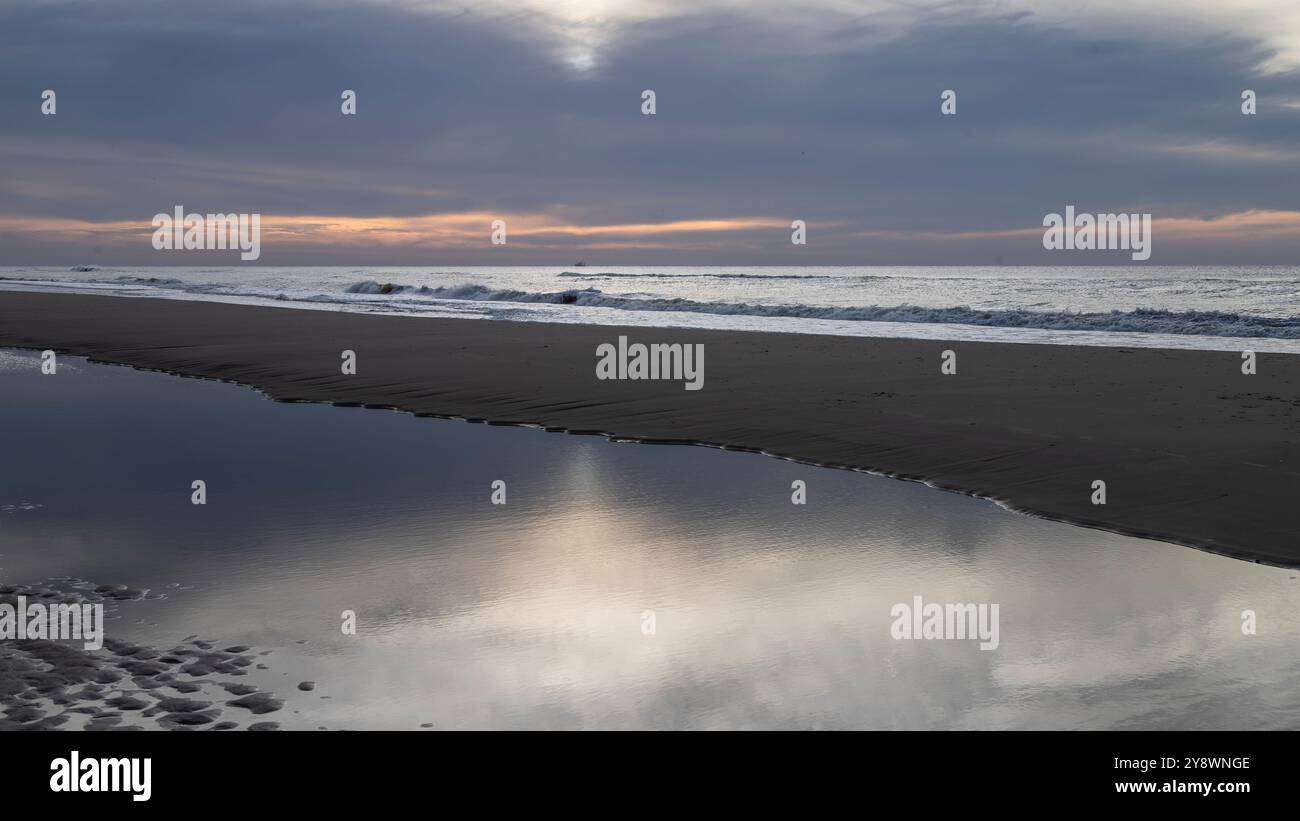 Coucher de soleil sur la plage de l'île néerlandaise de Texel. Banque D'Images