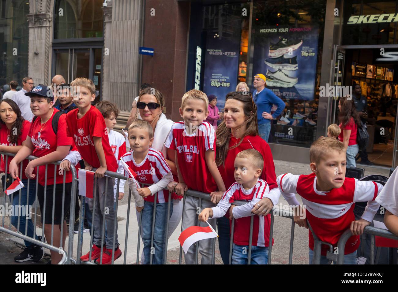 New York, États-Unis. 06 octobre 2024. Les participants regardent le Pulaski Day Parade sur la Cinquième Avenue à New York. (Photo de Ron Adar/SOPA images/SIPA USA) crédit : SIPA USA/Alamy Live News Banque D'Images