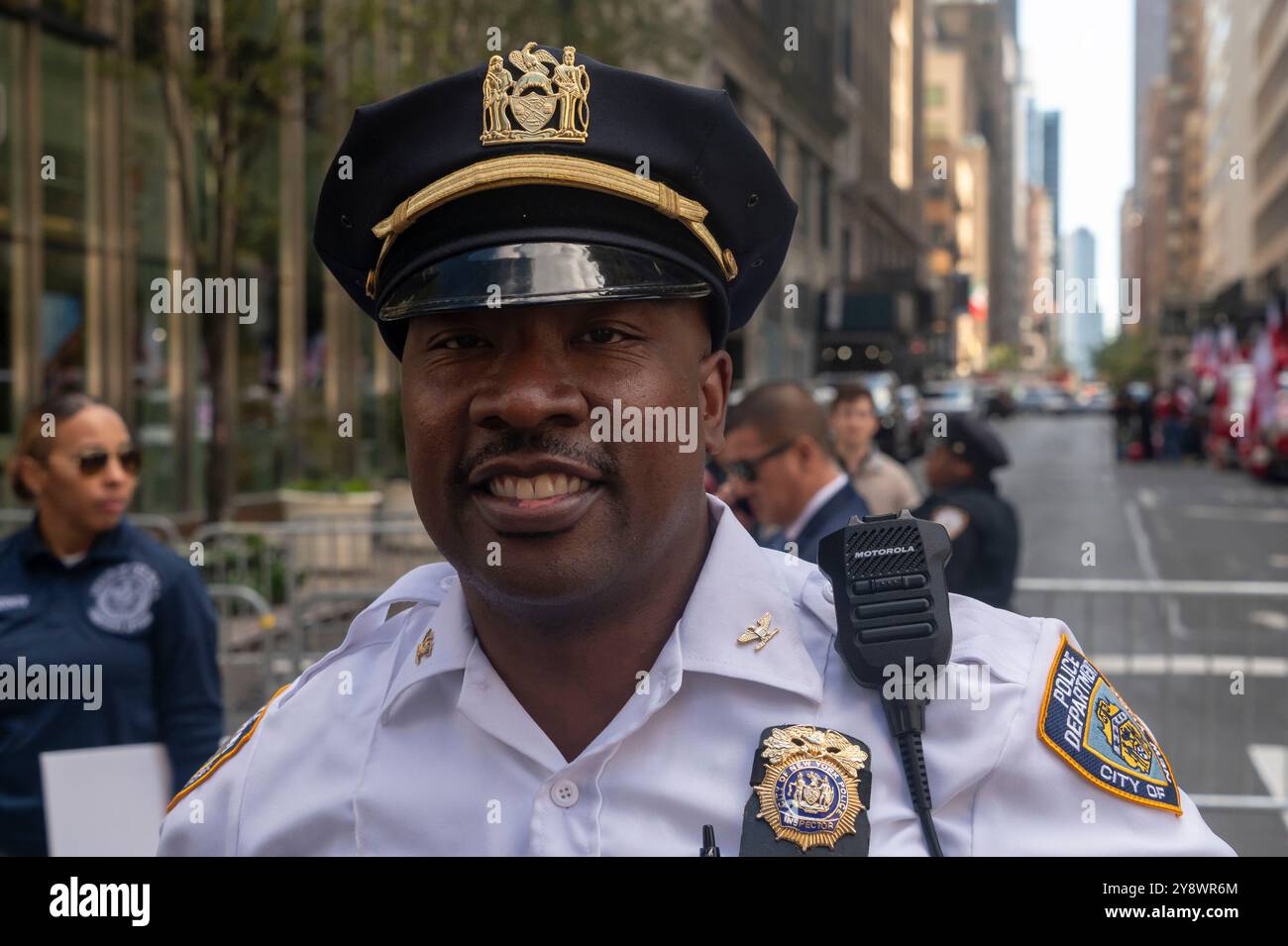 New York, États-Unis. 06 octobre 2024. Aaron Edwards, inspecteur du NYPD, assiste au Pulaski Day Parade sur la Cinquième Avenue à New York. (Photo de Ron Adar/SOPA images/SIPA USA) crédit : SIPA USA/Alamy Live News Banque D'Images