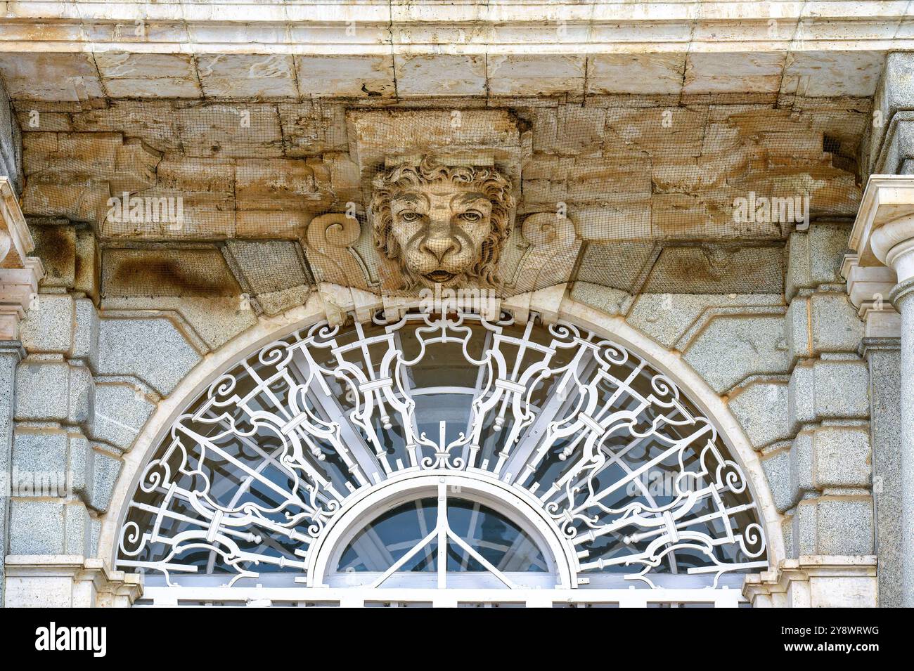 Madrid, Espagne - 26 septembre 2024 : sculpture de tête de lion sur une structure métallique dans le mur extérieur du Palais Royal. Banque D'Images